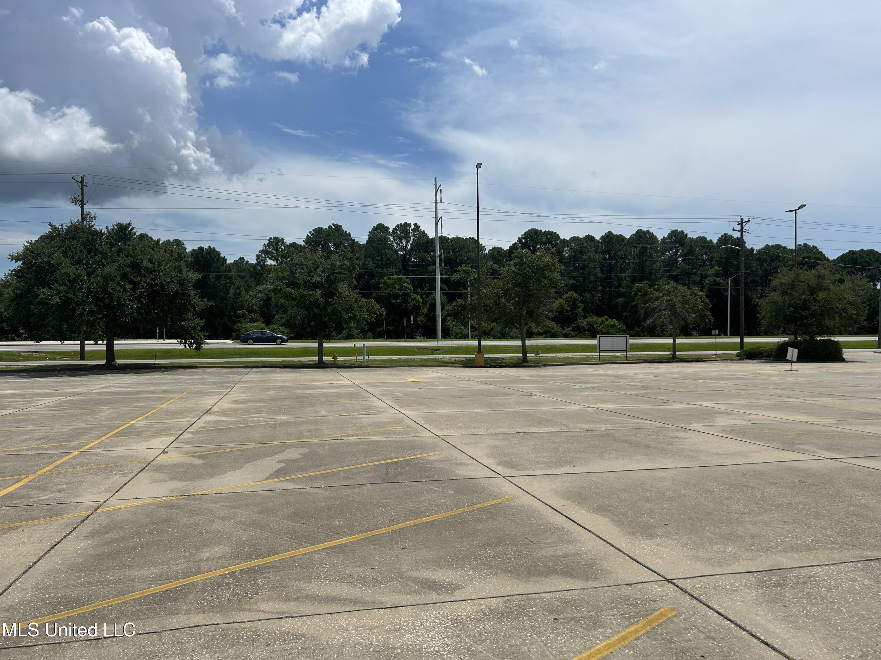 3943 Denny Avenue Property Photo 4