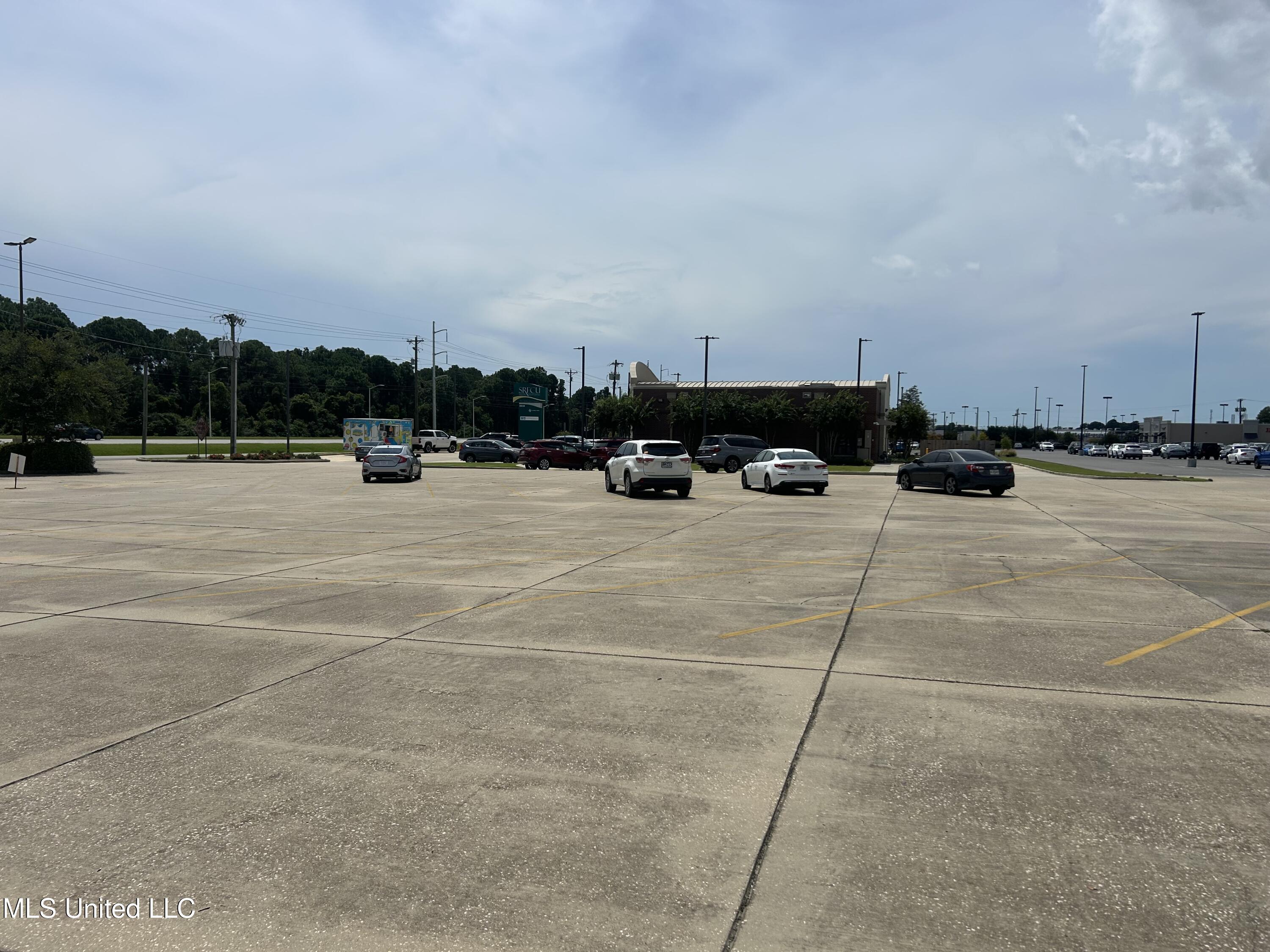 3943 Denny Avenue Property Photo 5