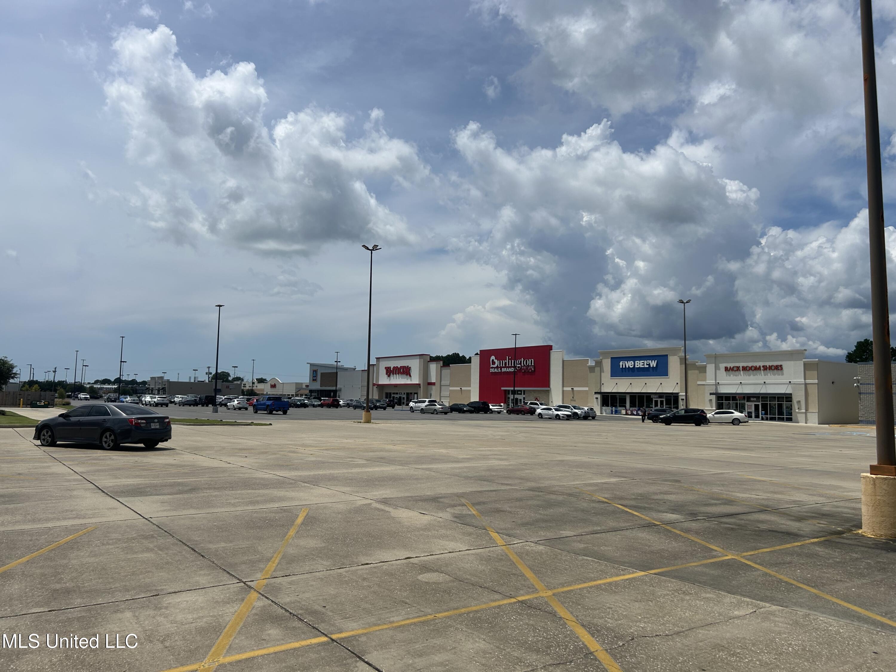 3943 Denny Avenue Property Photo 6