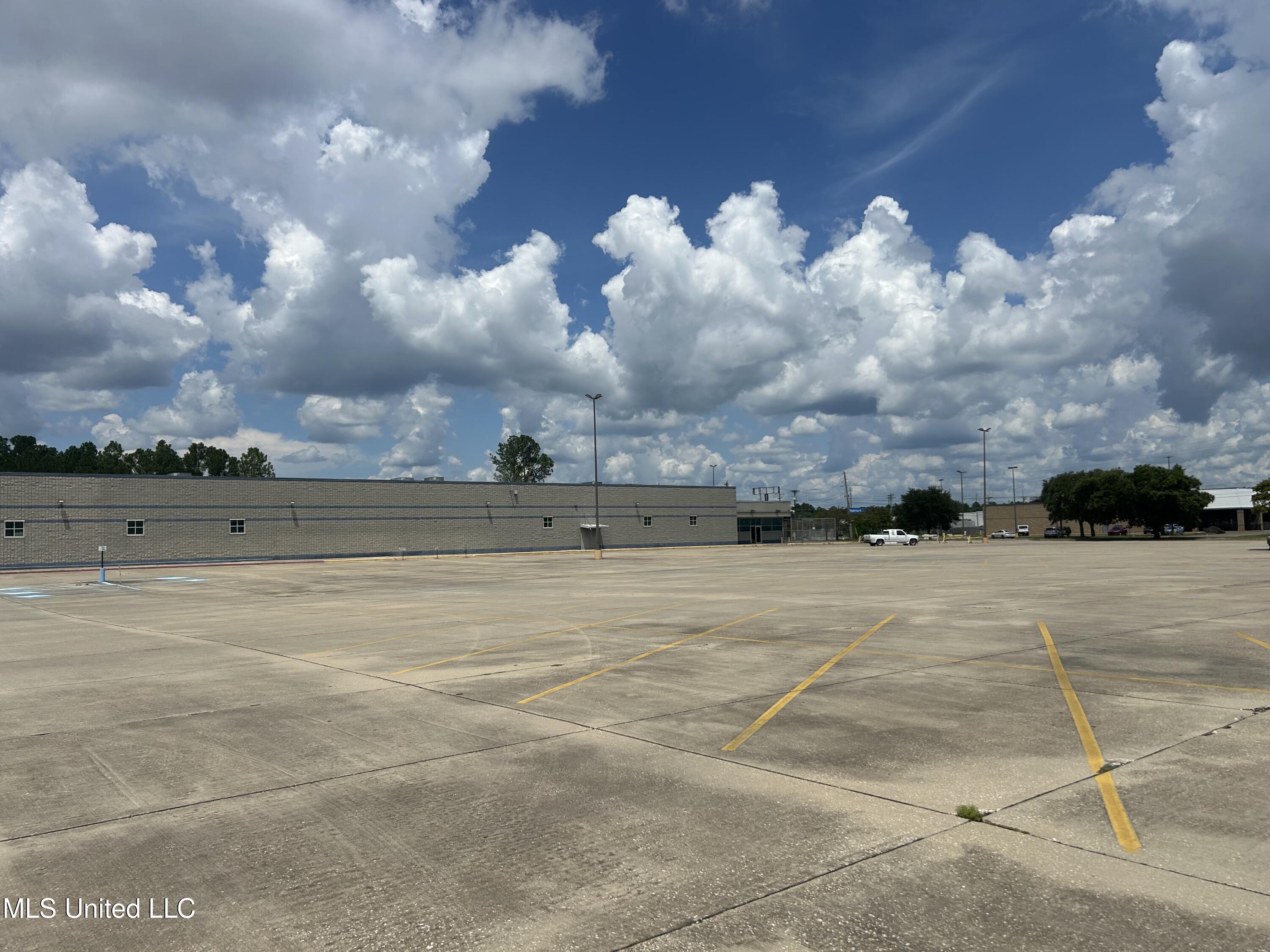 3943 Denny Avenue Property Photo 7