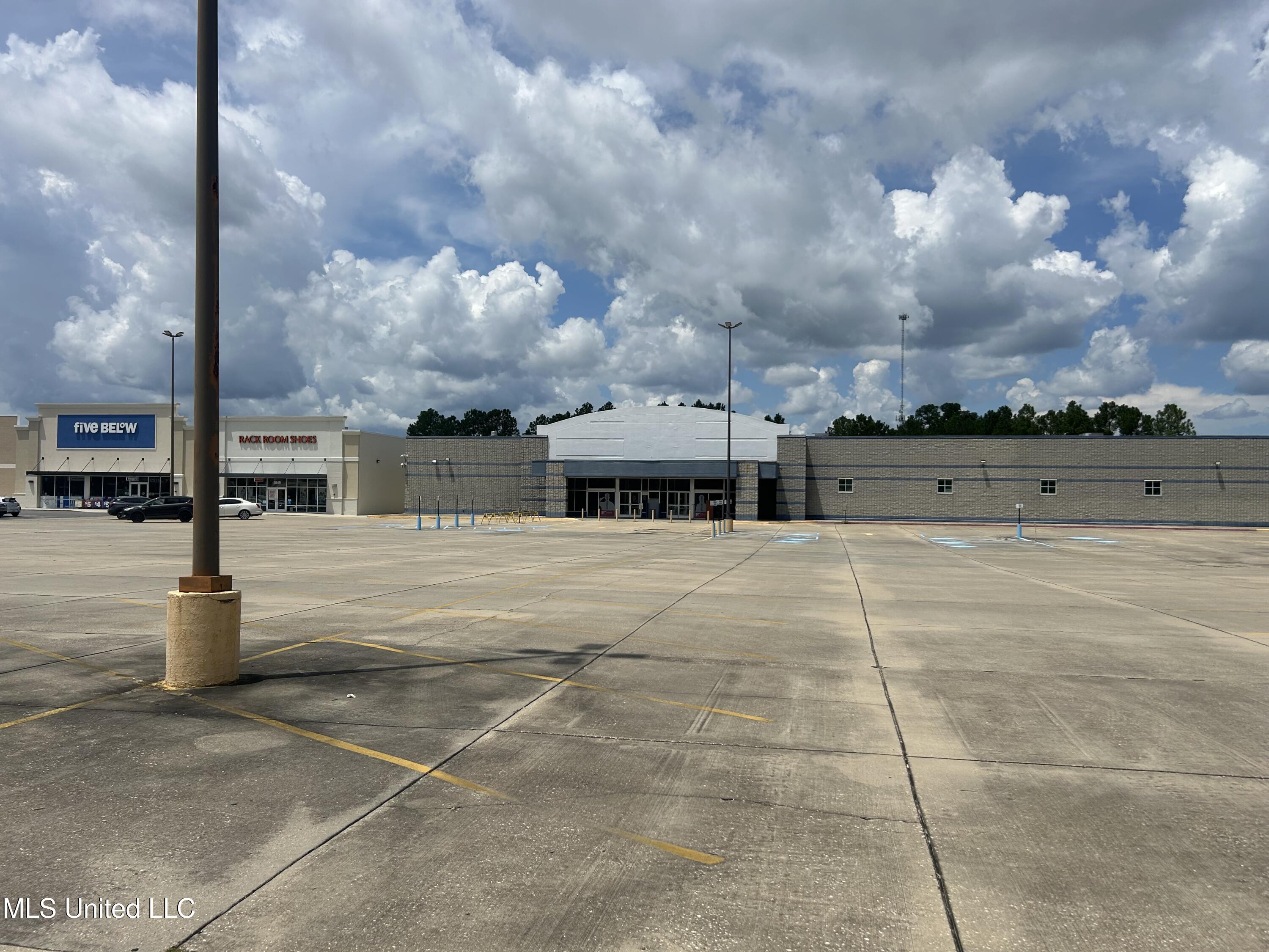 3943 Denny Avenue Property Photo 8