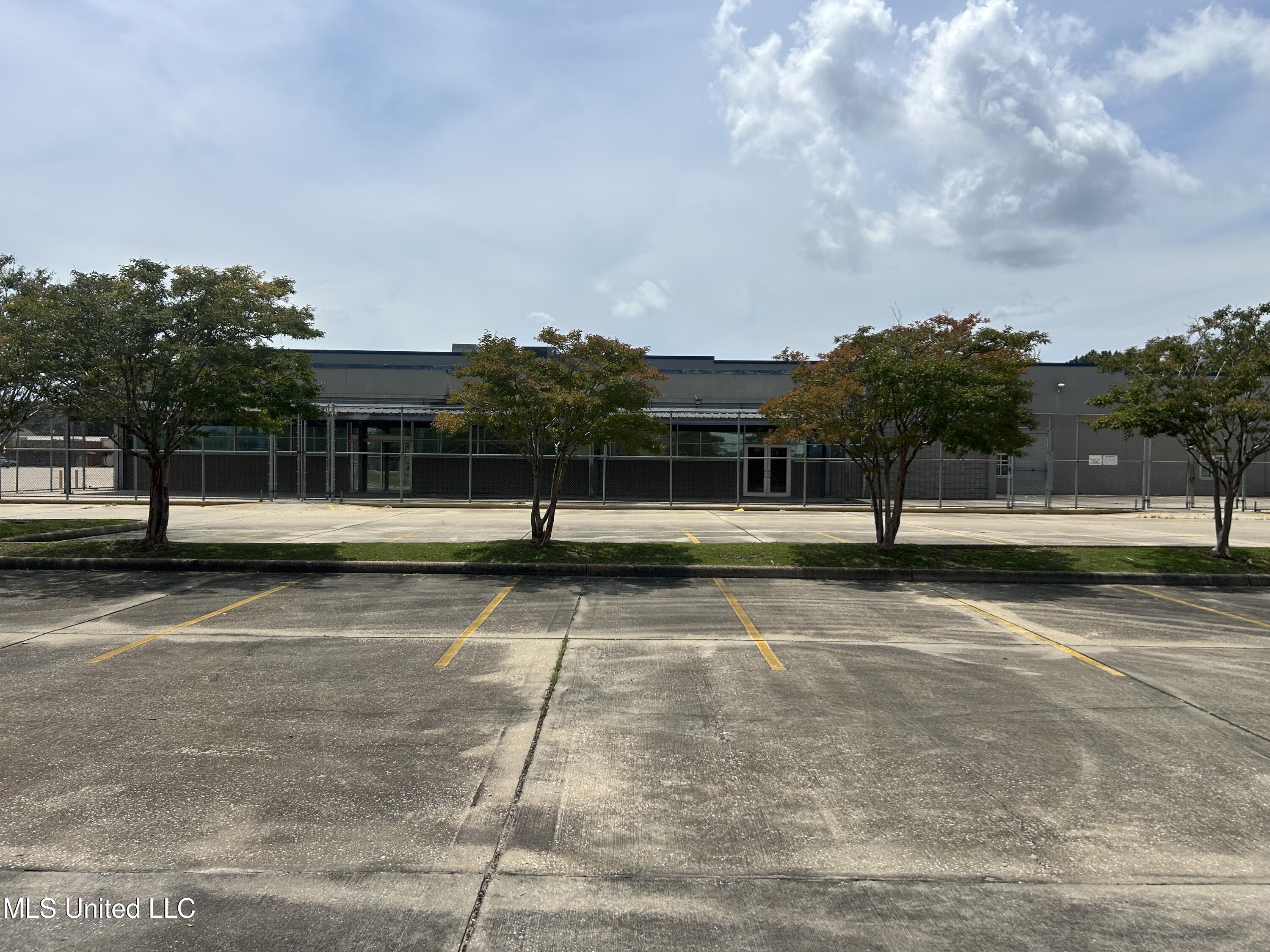 3943 Denny Avenue Property Photo 9