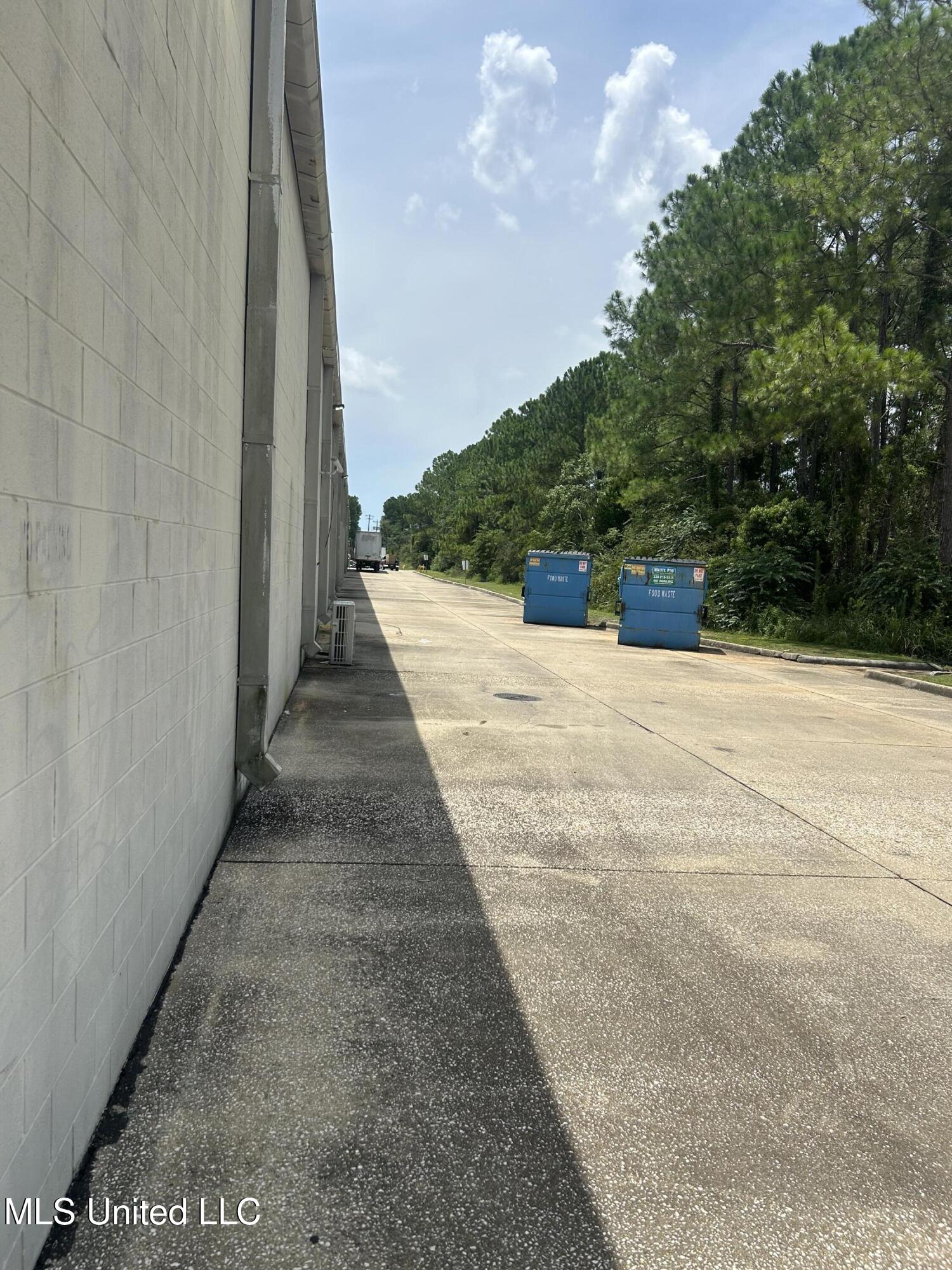 3943 Denny Avenue Property Photo 10