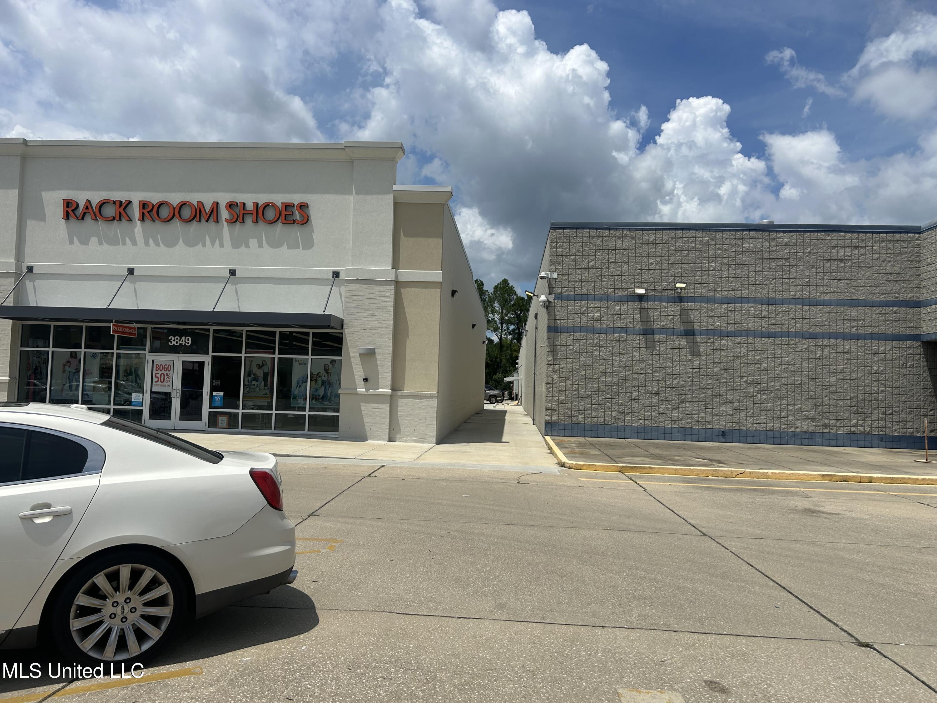 3943 Denny Avenue Property Photo 12