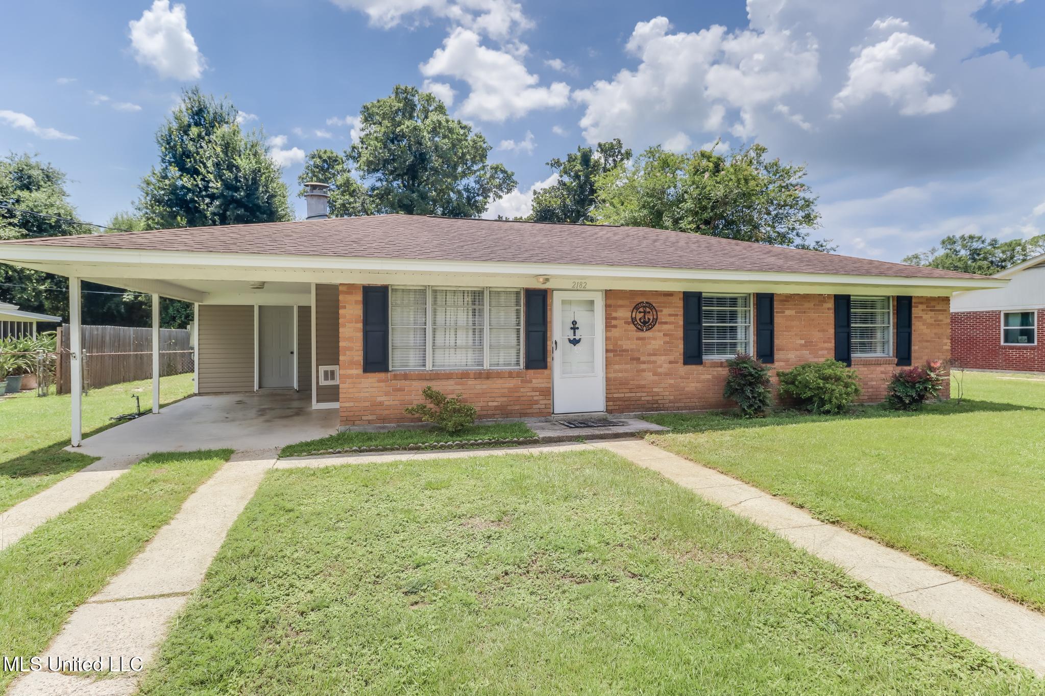 2182 Collins Boulevard Property Photo 2