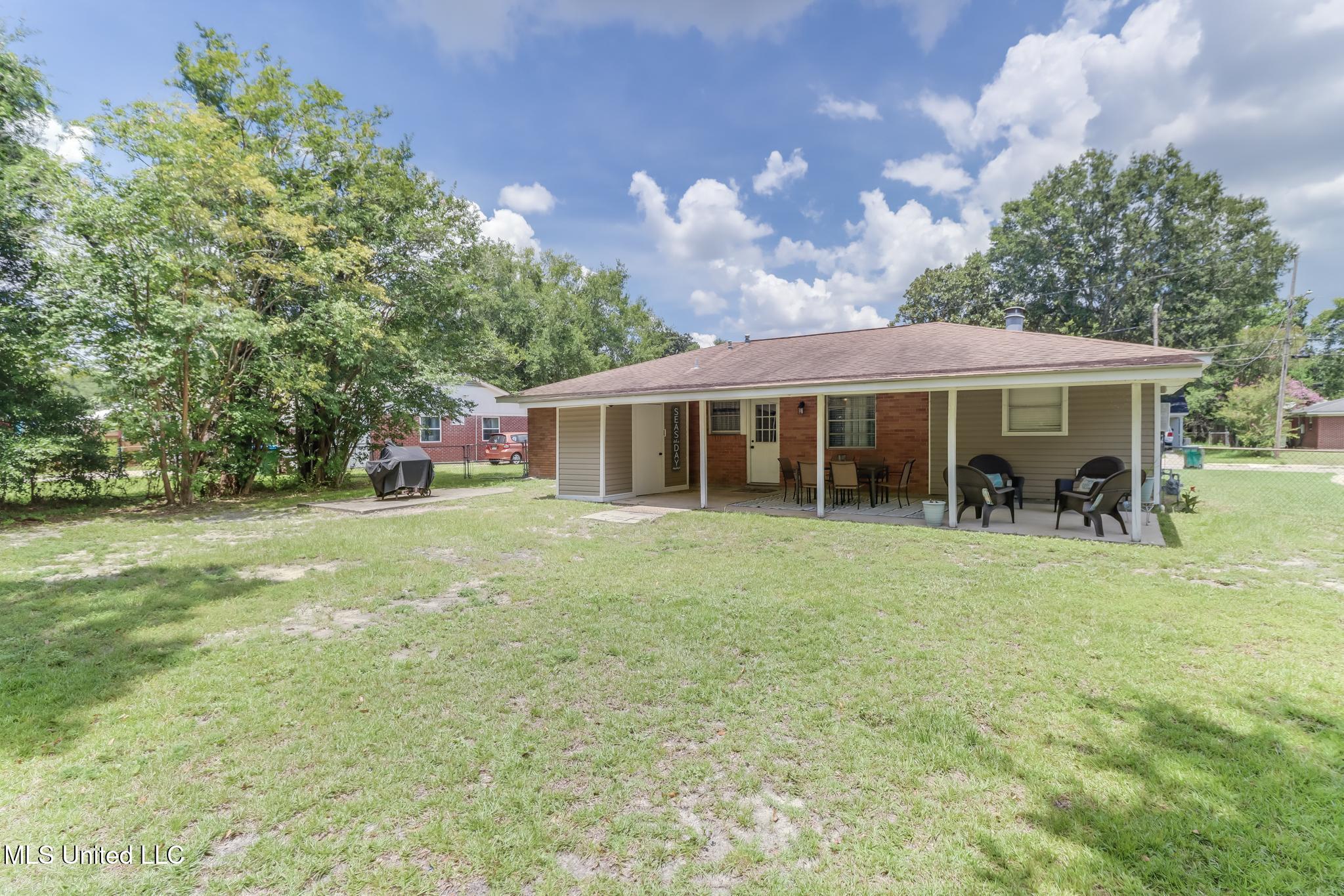 2182 Collins Boulevard Property Photo 3