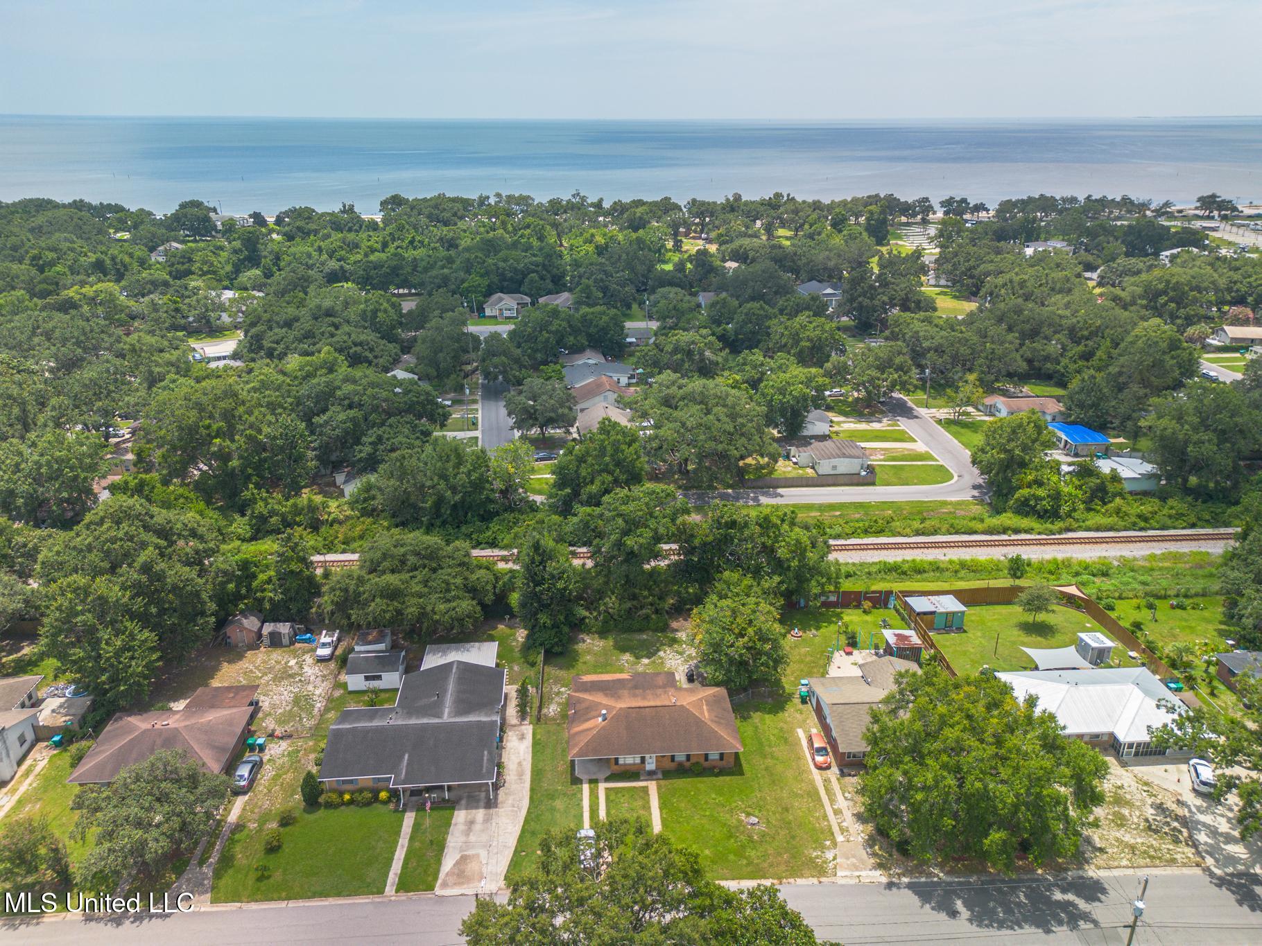 2182 Collins Boulevard Property Photo 4