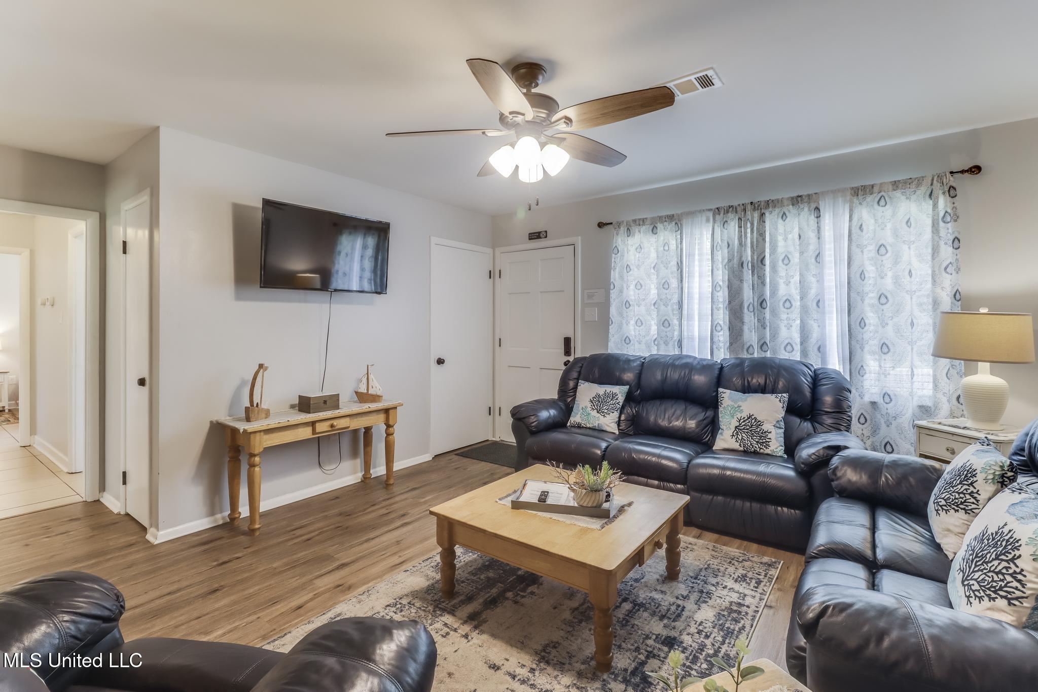 2182 Collins Boulevard Property Photo 7