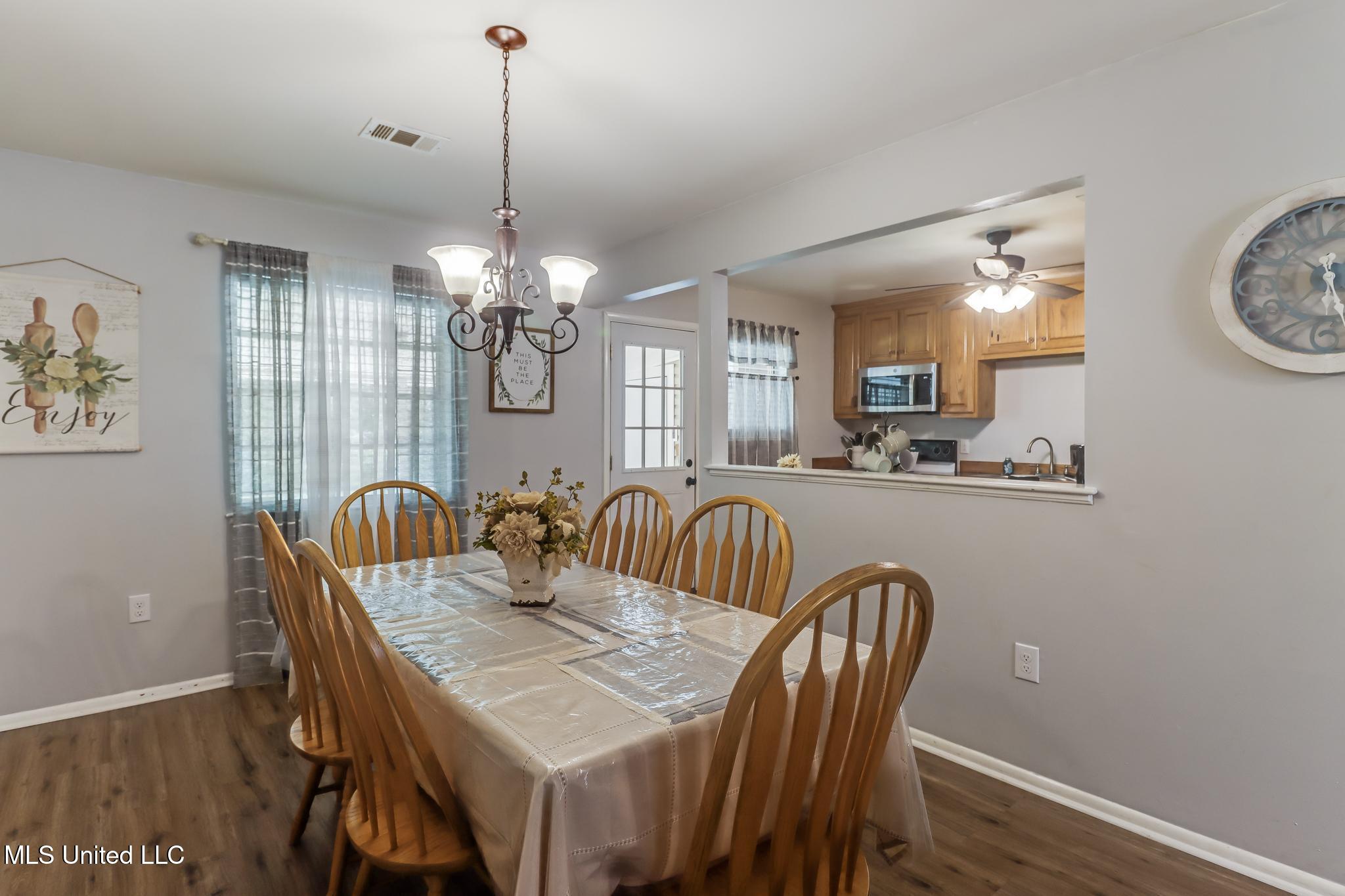 2182 Collins Boulevard Property Photo 8