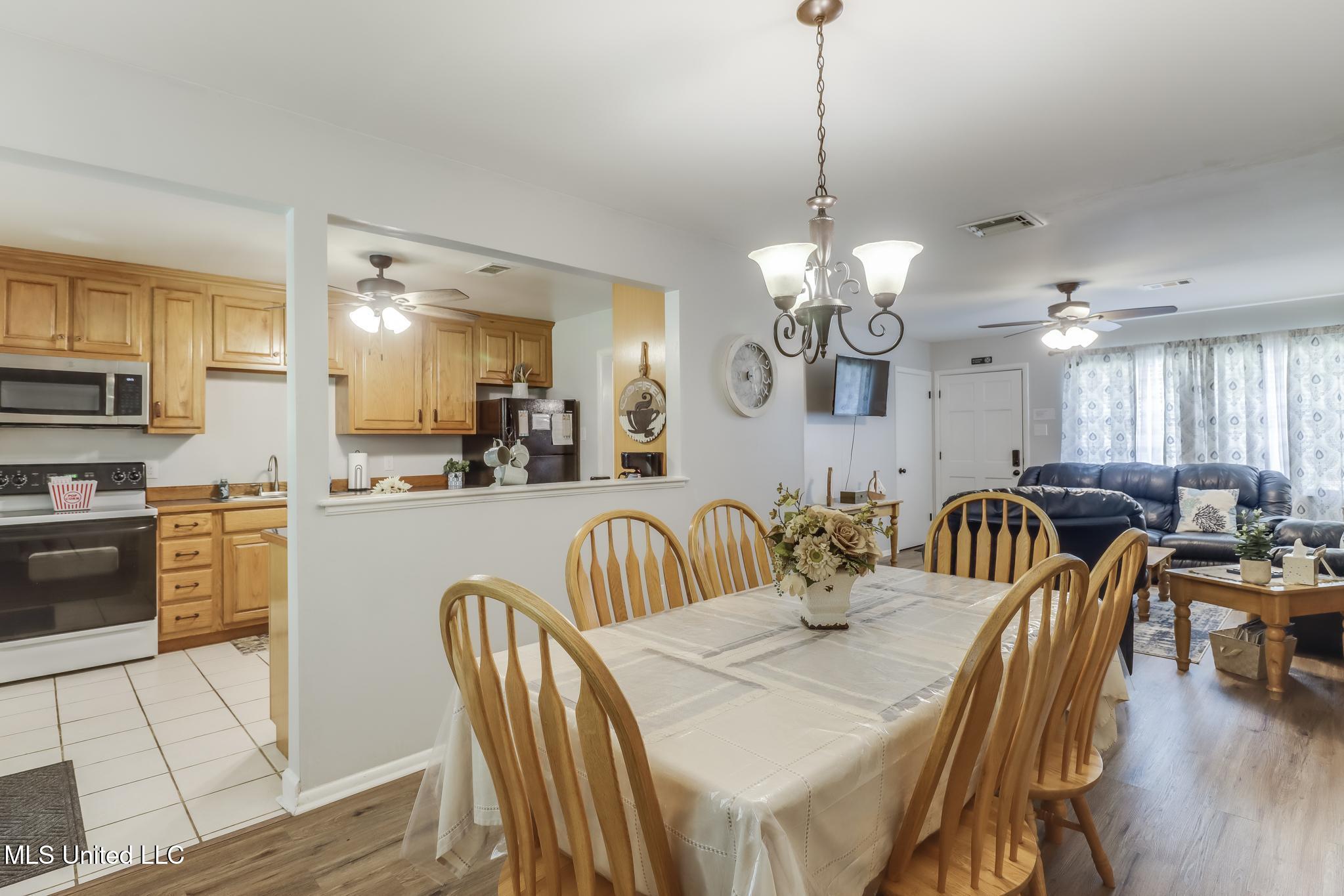 2182 Collins Boulevard Property Photo 9