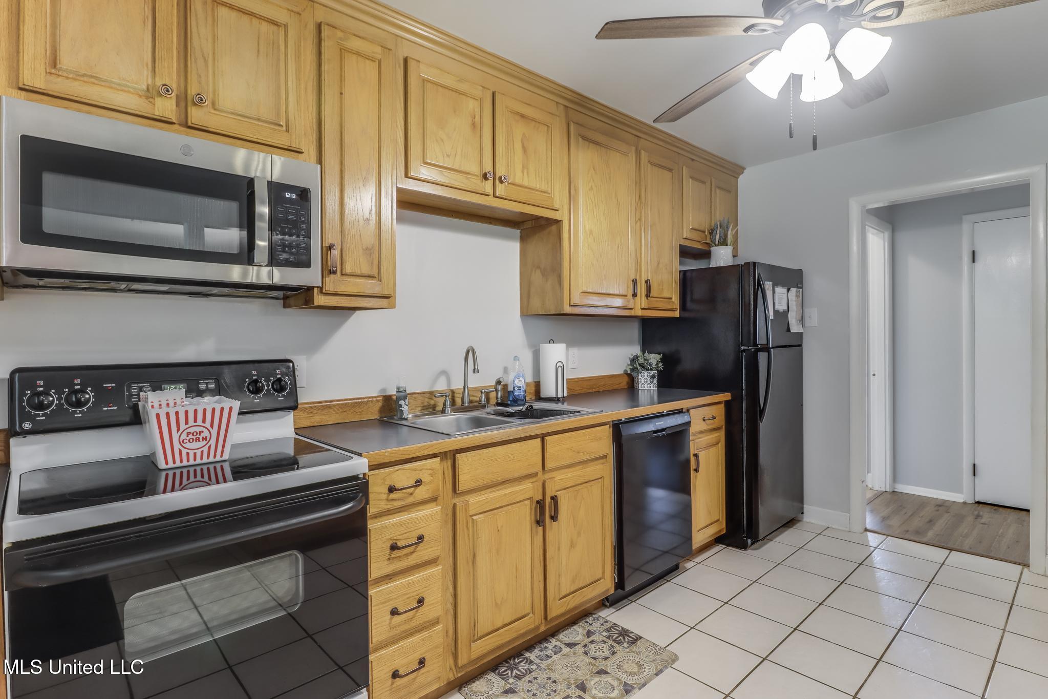 2182 Collins Boulevard Property Photo 10