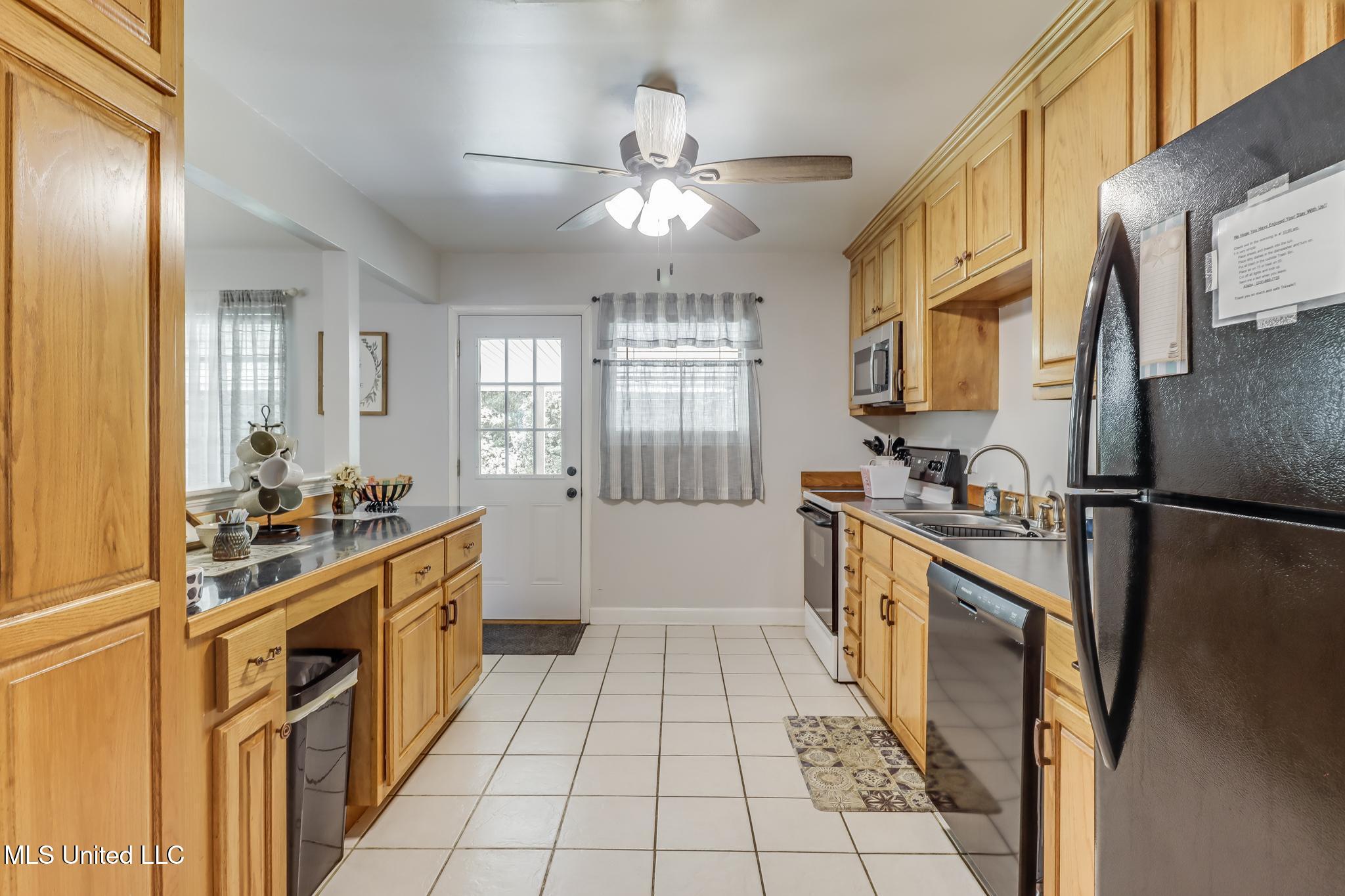 2182 Collins Boulevard Property Photo 12