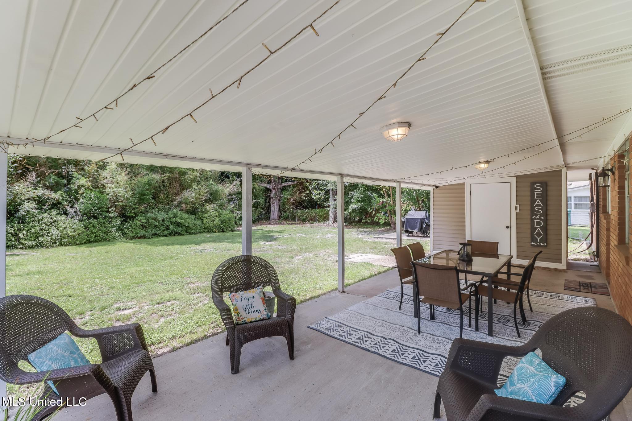 2182 Collins Boulevard Property Photo 21