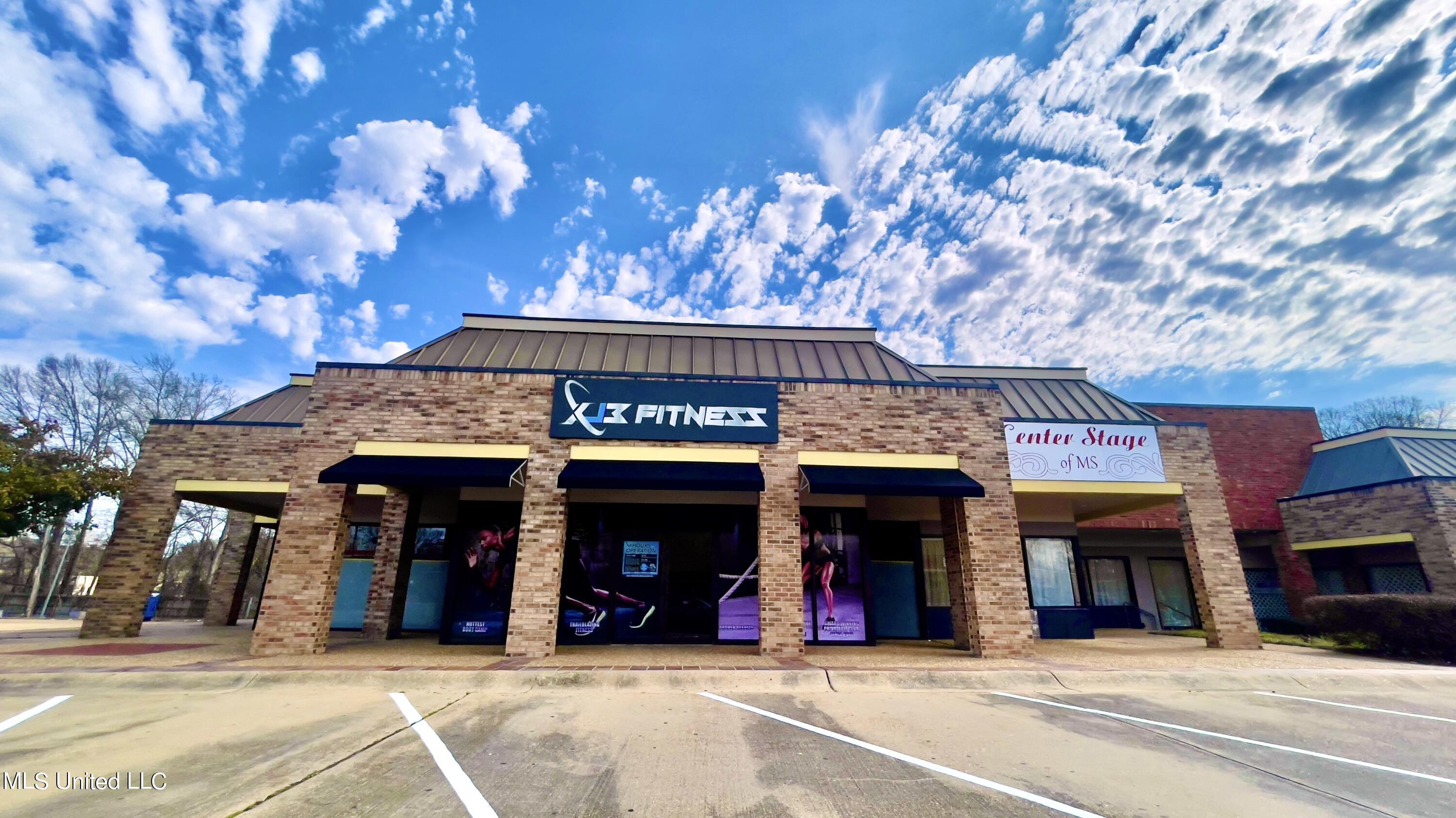 1625 E County Line Road Property Photo 3