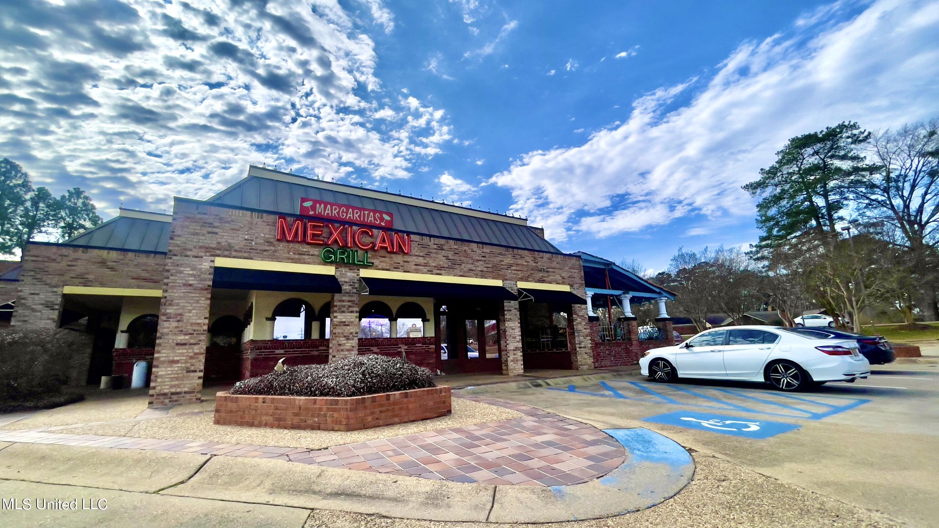 1625 E County Line Road Property Photo 5