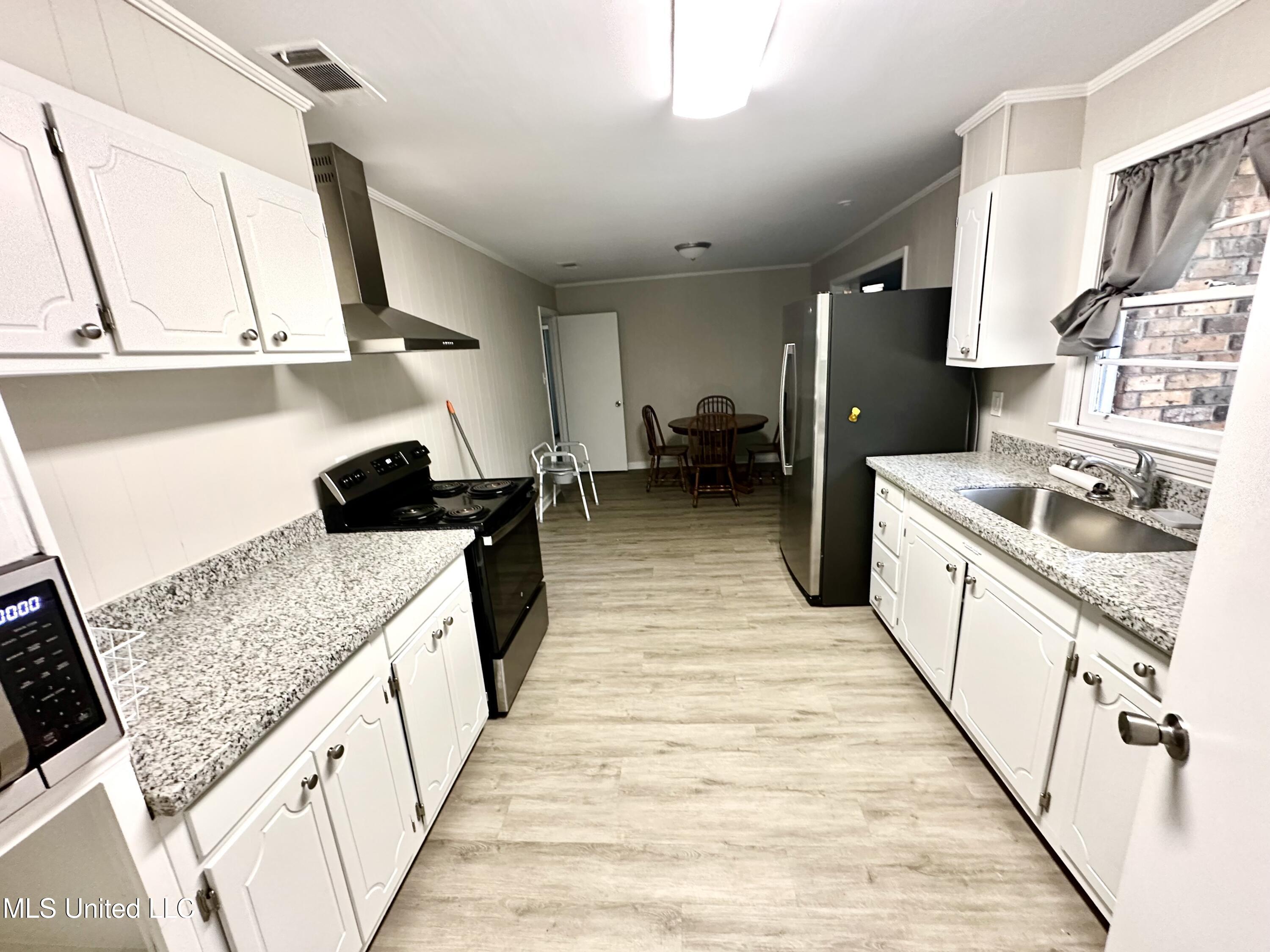 715 Ann Street Property Photo 3