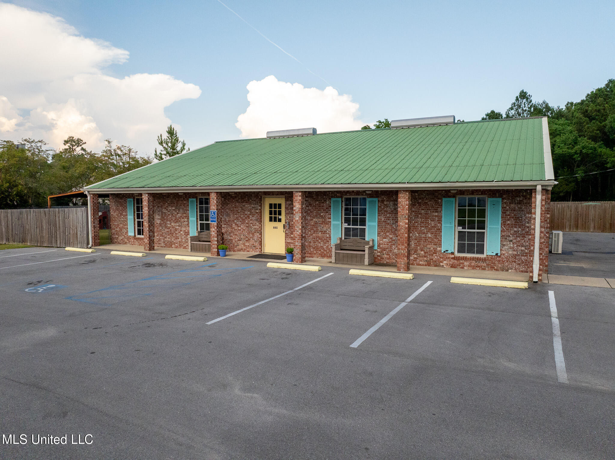 890 Vee Street Property Photo 1