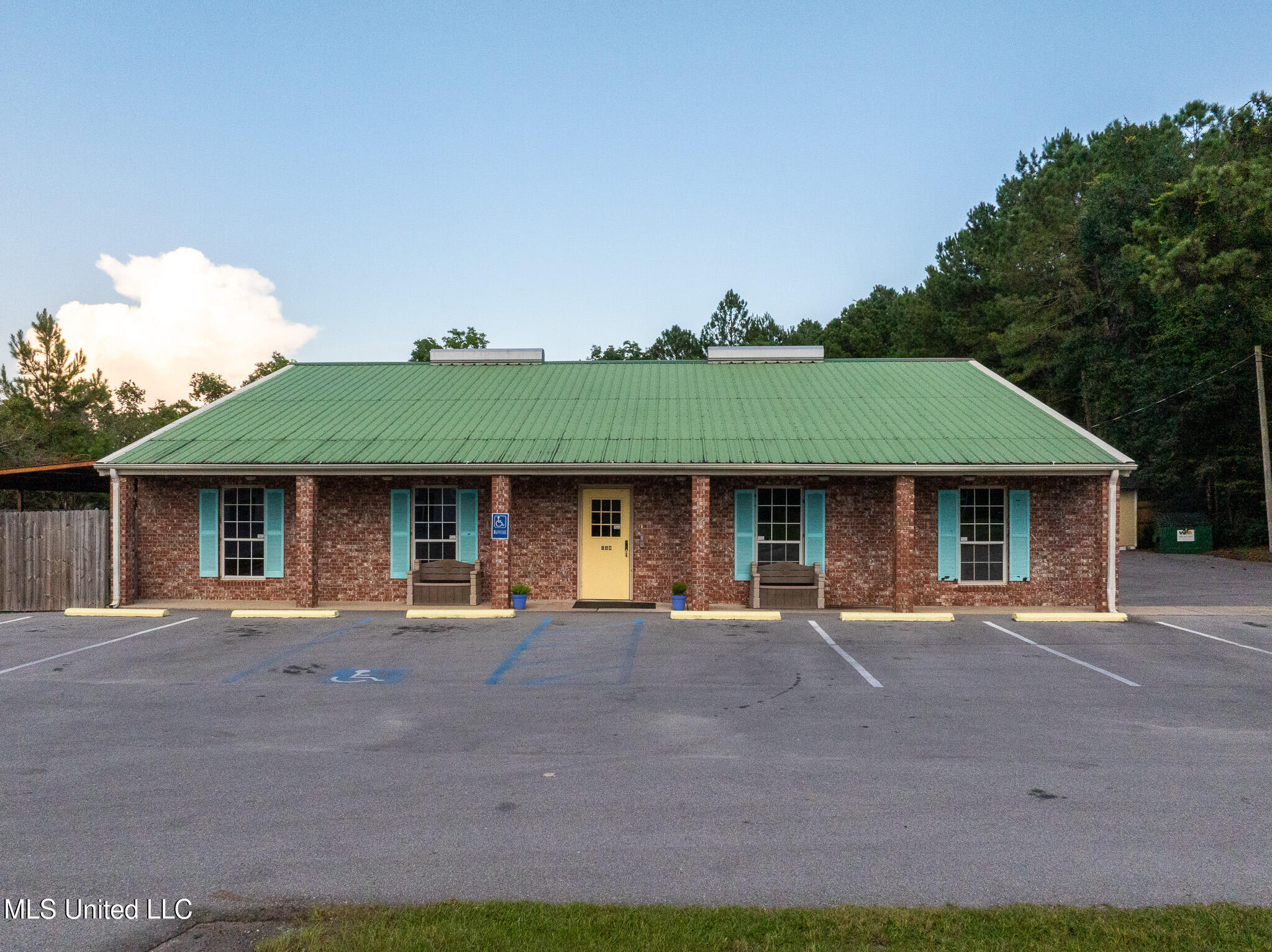 890 Vee Street Property Photo 2