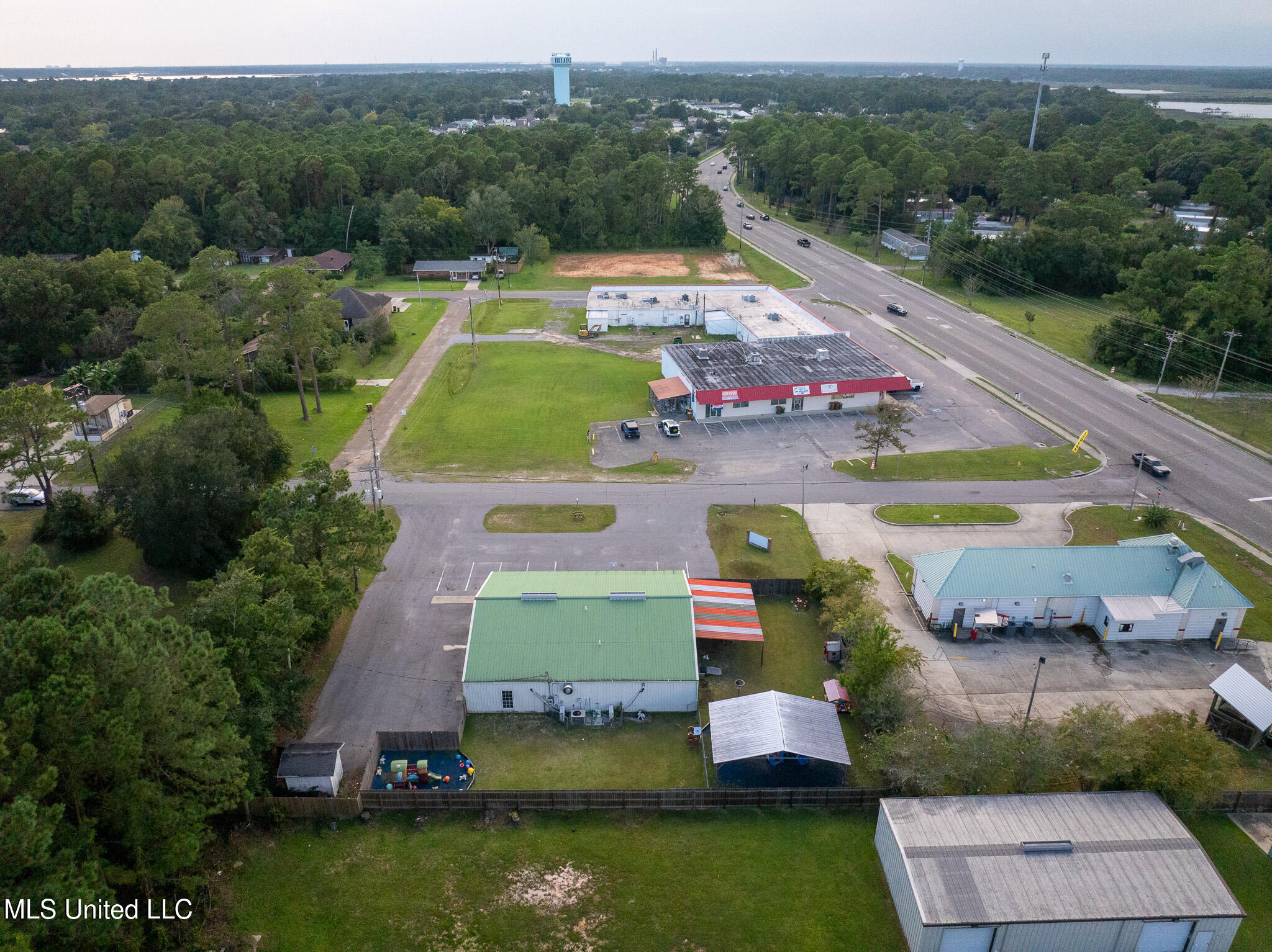 890 Vee Street Property Photo 7