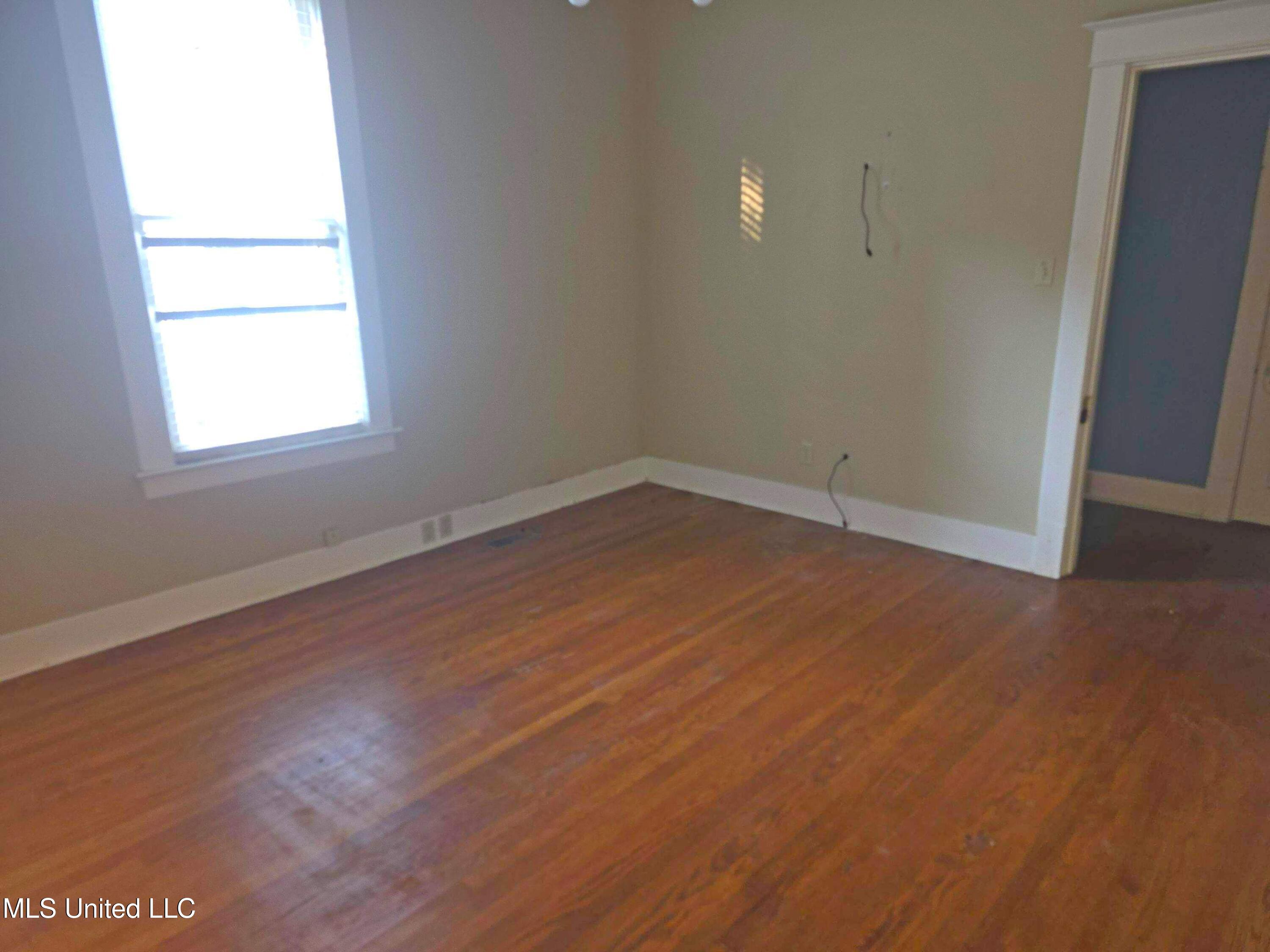 155 W 2nd Street Property Photo 9