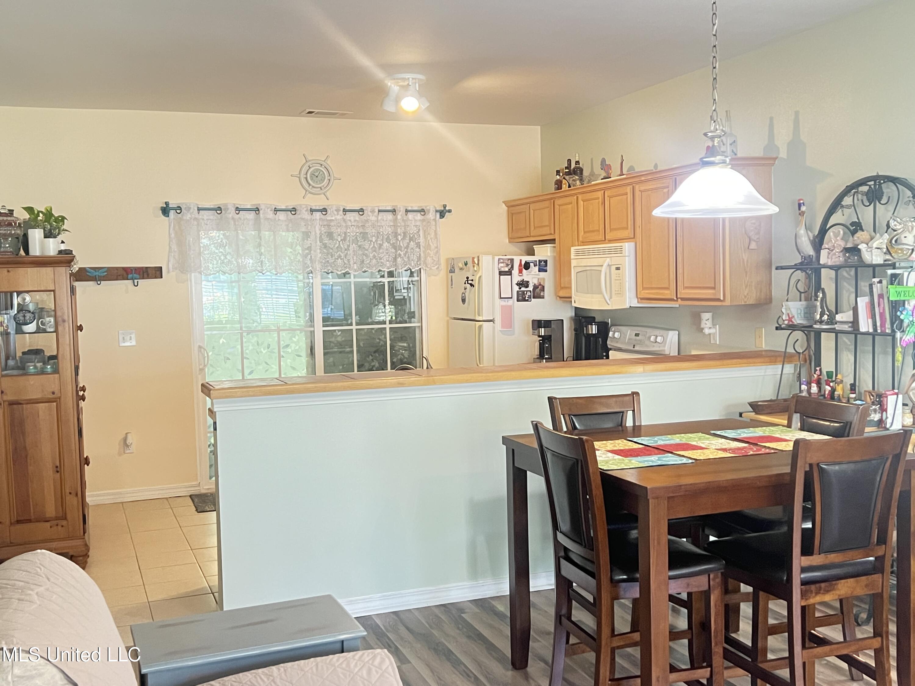 7054 W Perry Street Property Photo 2