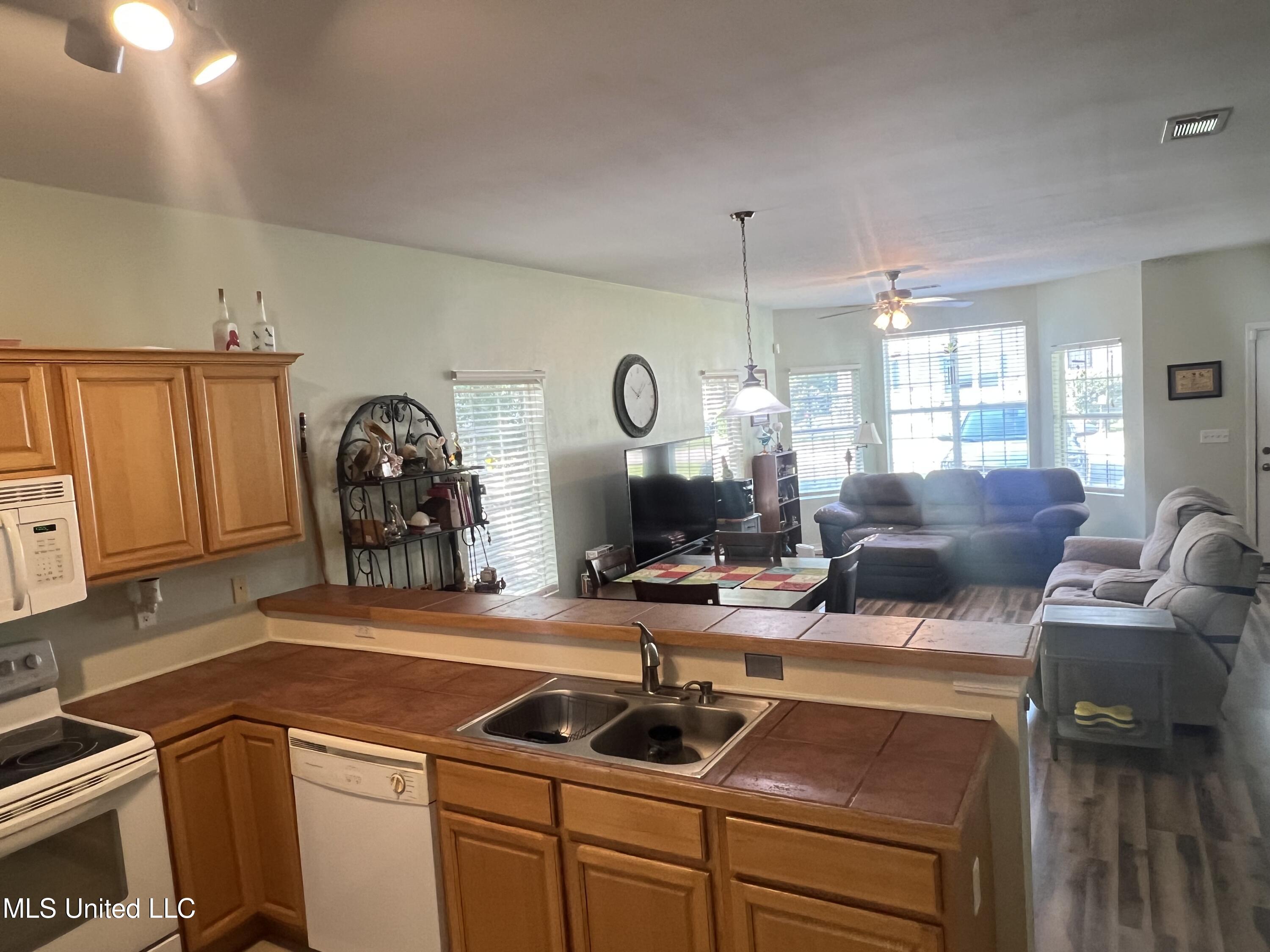 7054 W Perry Street Property Photo 4