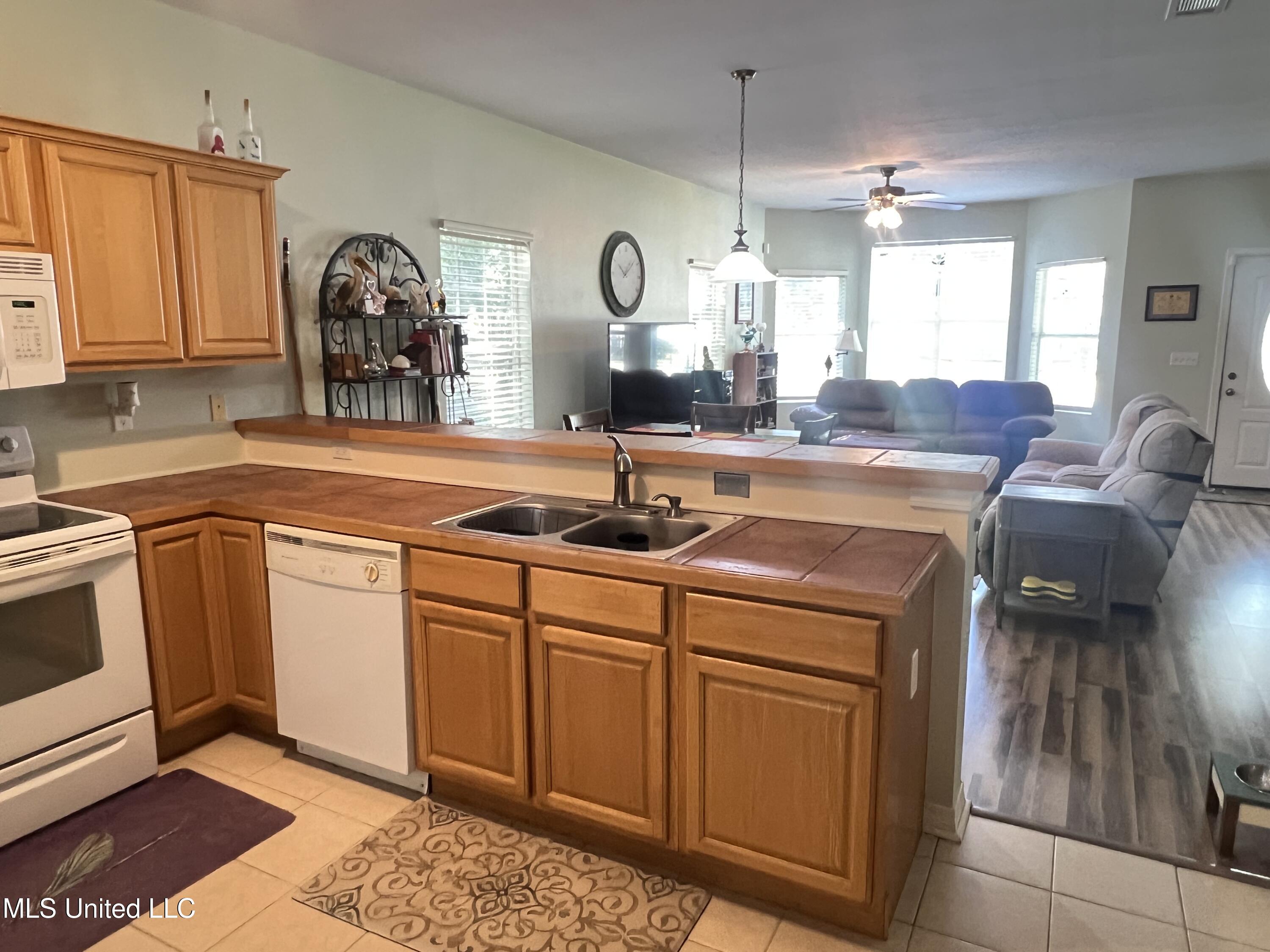 7054 W Perry Street Property Photo 5