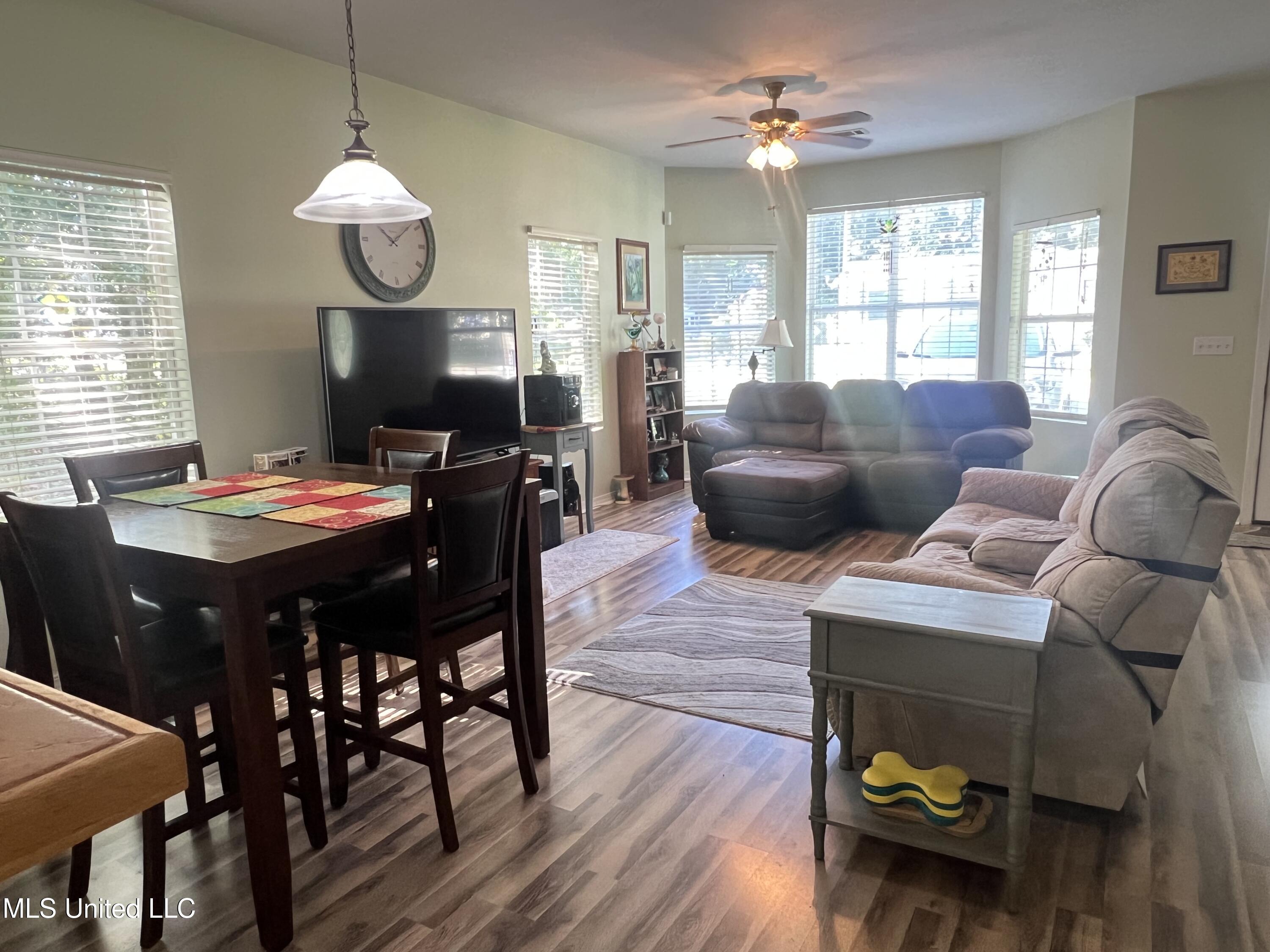 7054 W Perry Street Property Photo 6