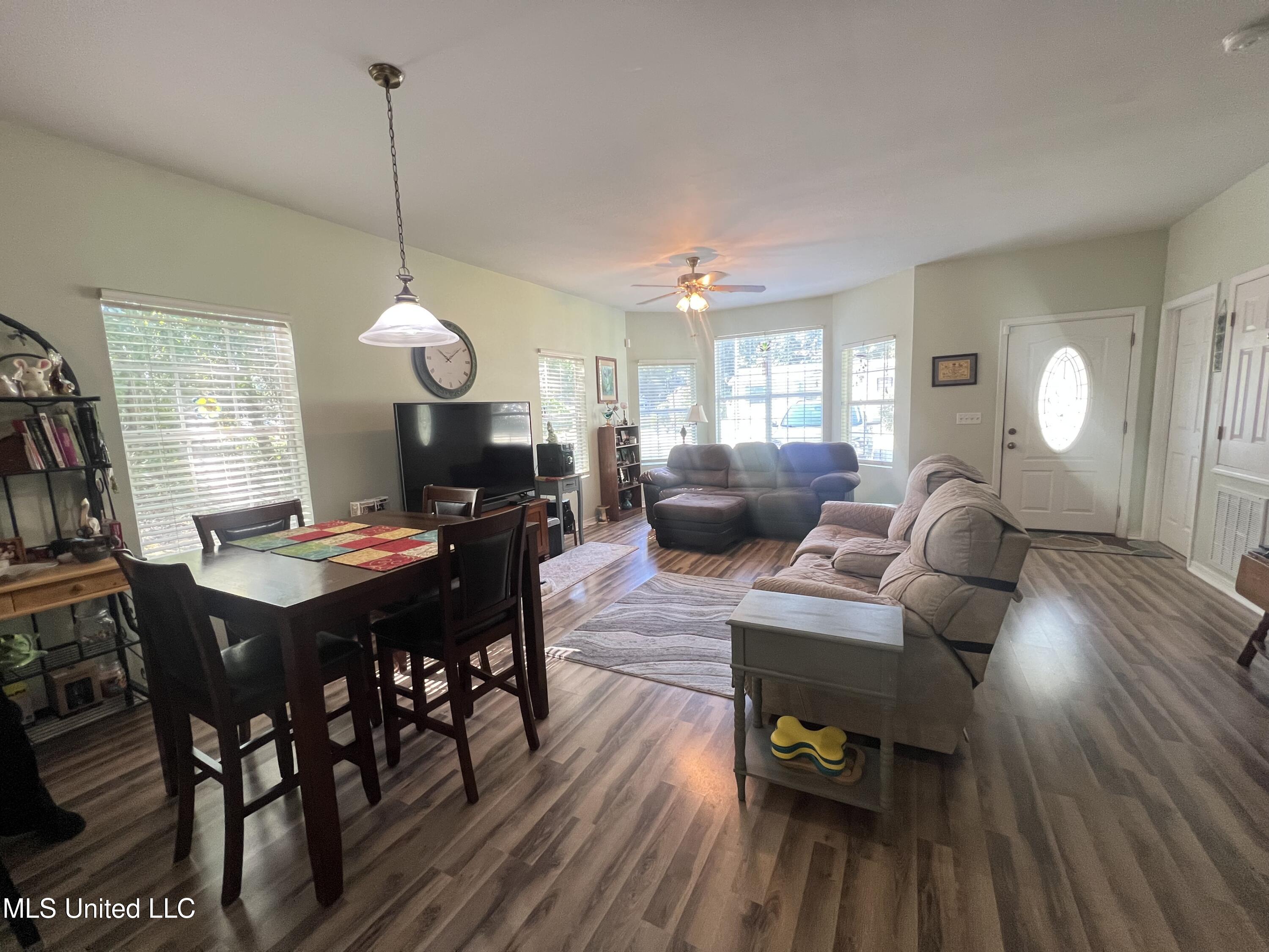 7054 W Perry Street Property Photo 7