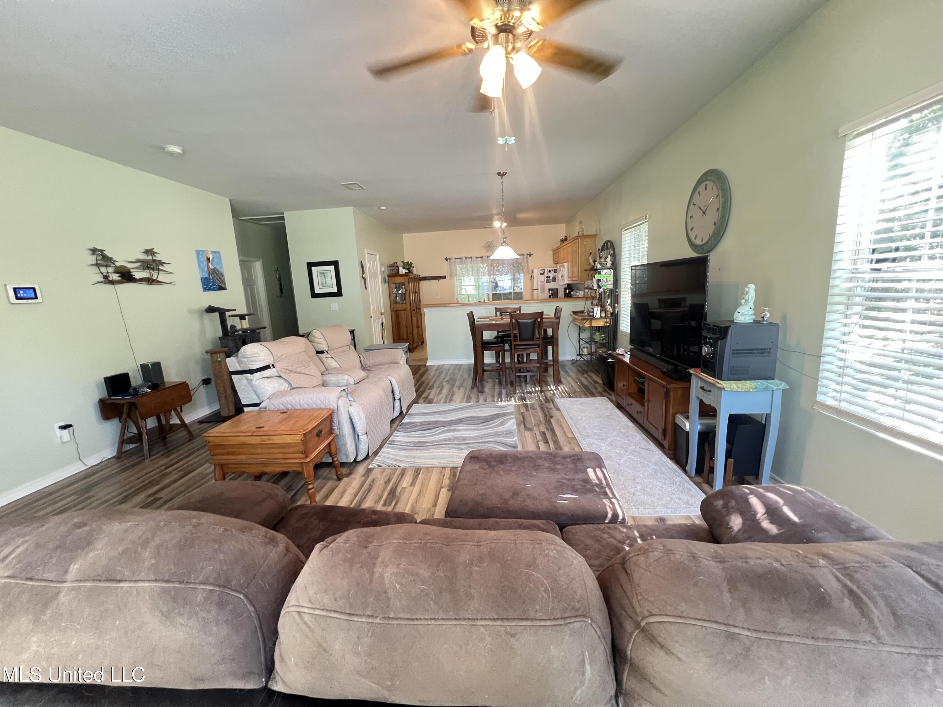 7054 W Perry Street Property Photo 8