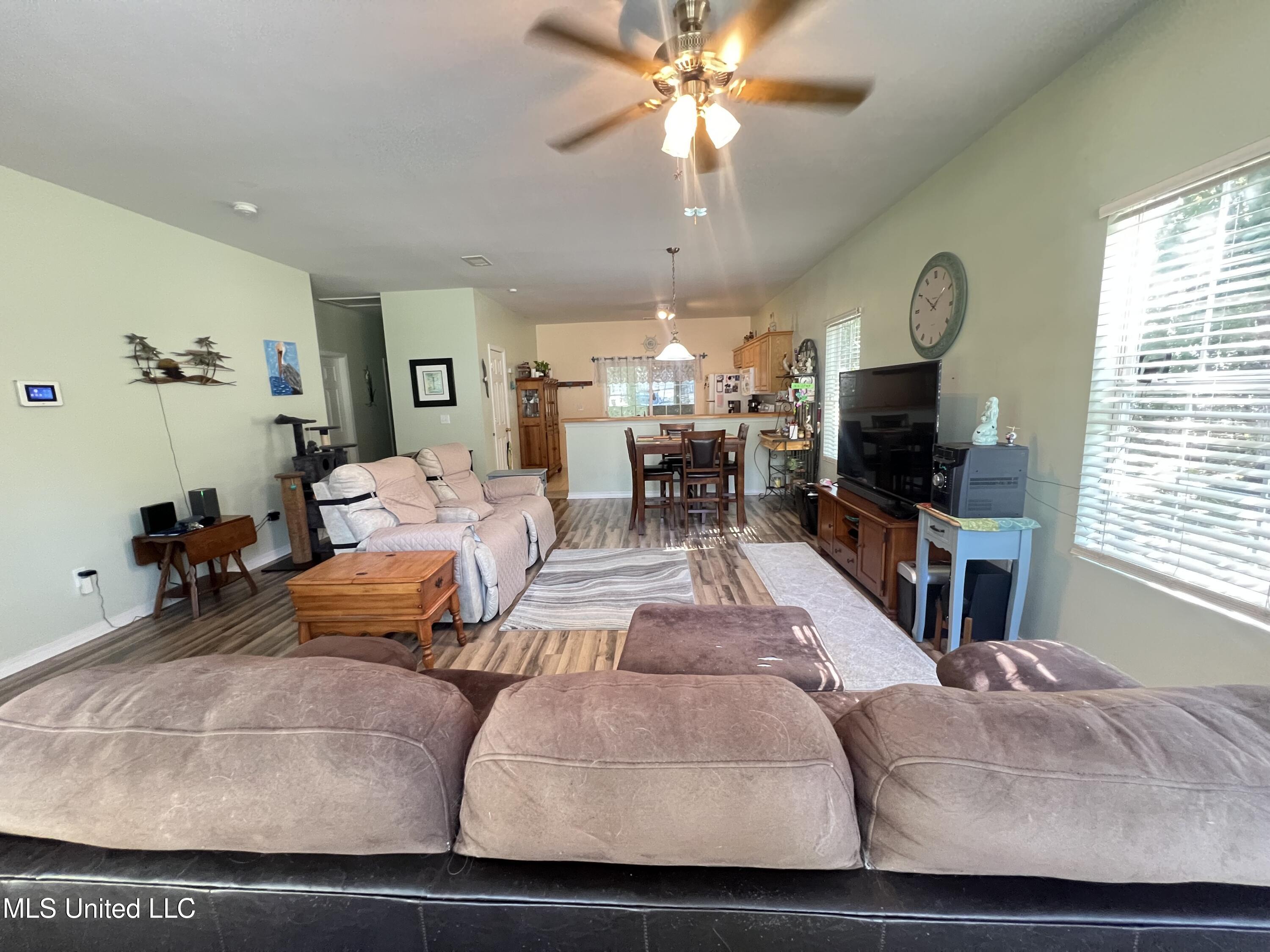 7054 W Perry Street Property Photo 9