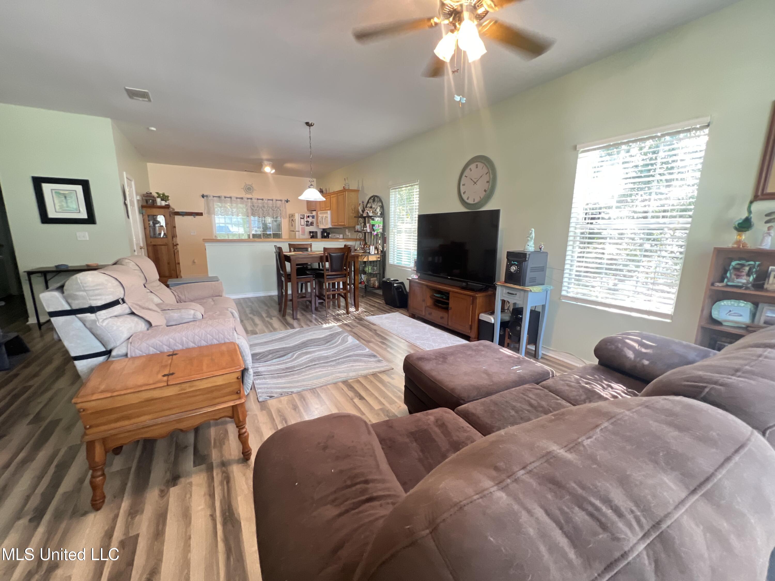 7054 W Perry Street Property Photo 10