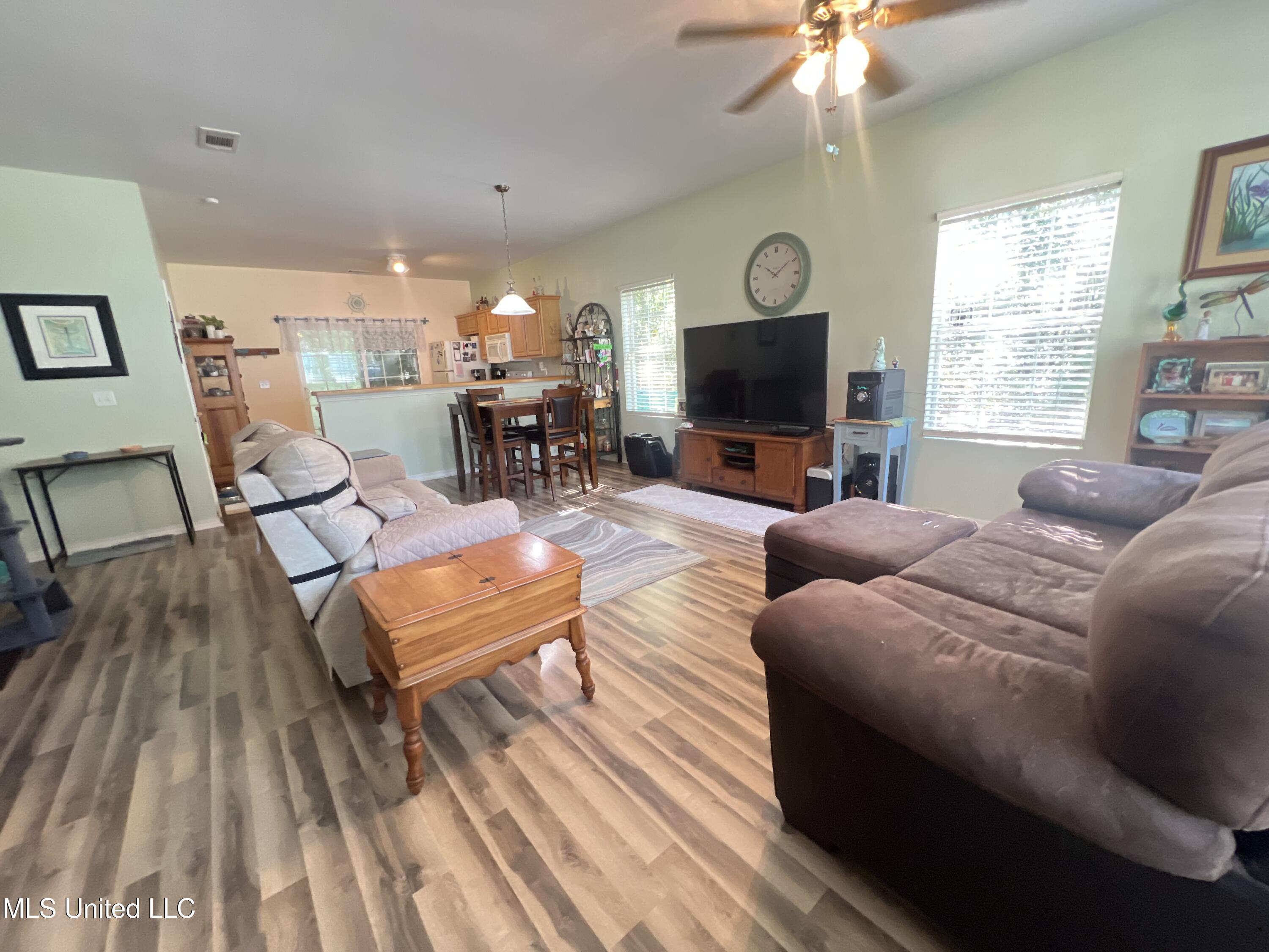 7054 W Perry Street Property Photo 11