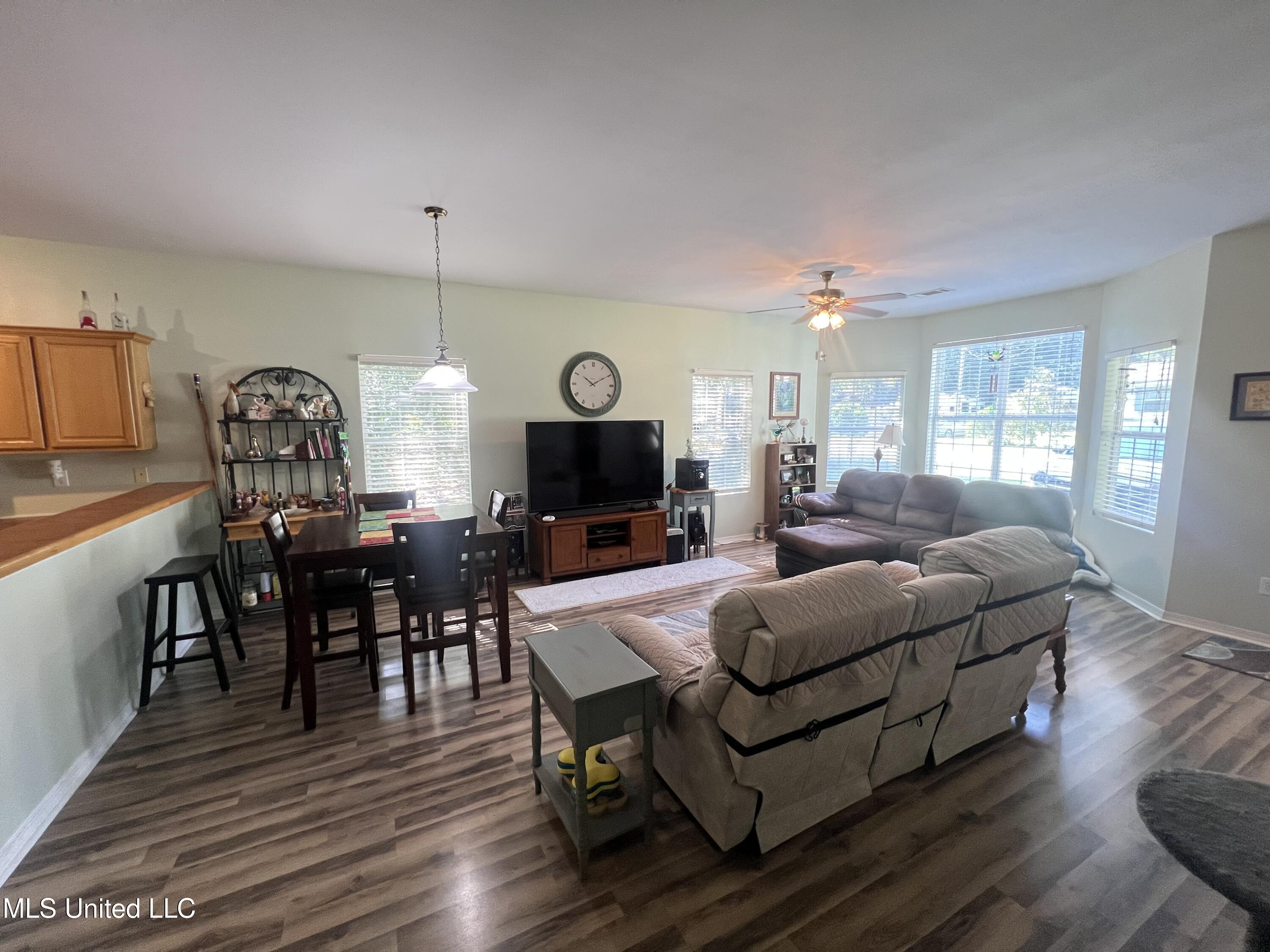 7054 W Perry Street Property Photo 12