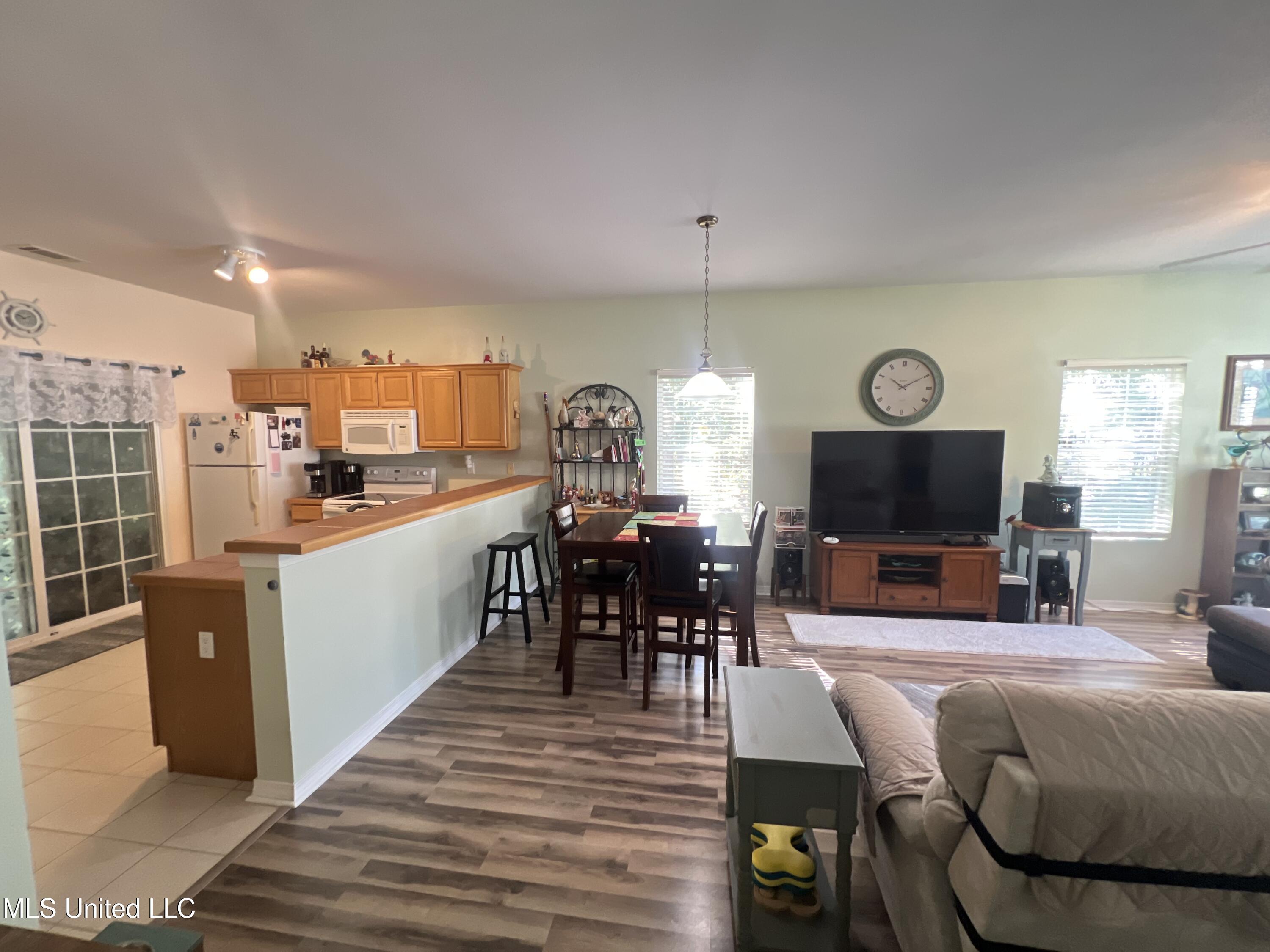 7054 W Perry Street Property Photo 13