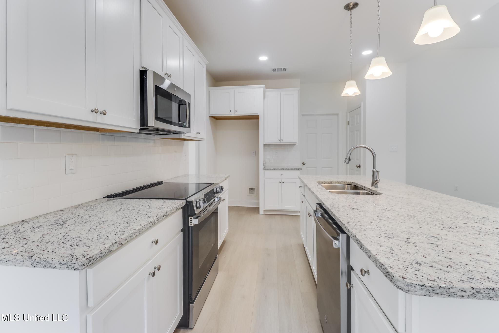 22052 Pine Haven Property Photo 6