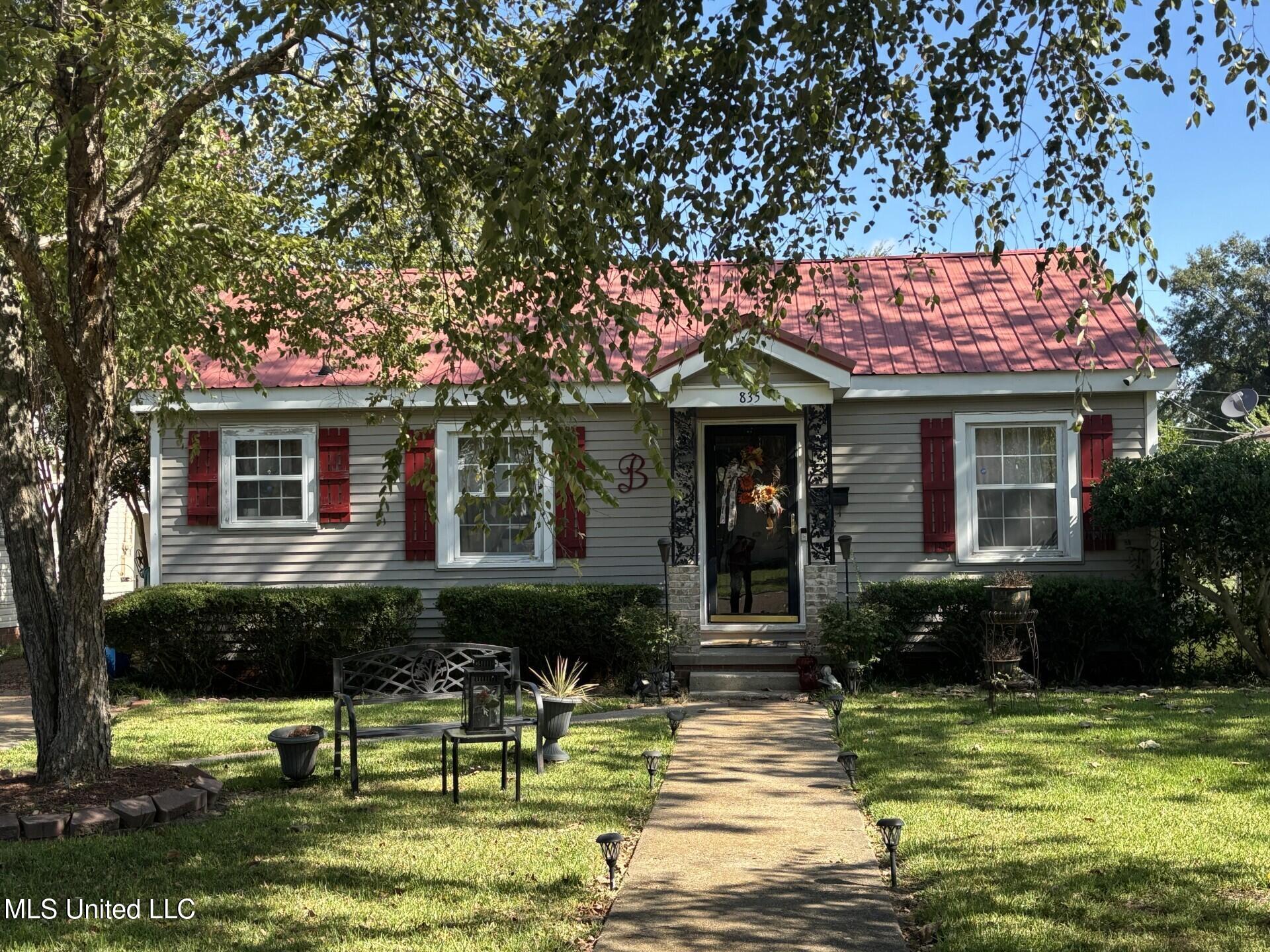 835 Catalpa Street Property Photo 1