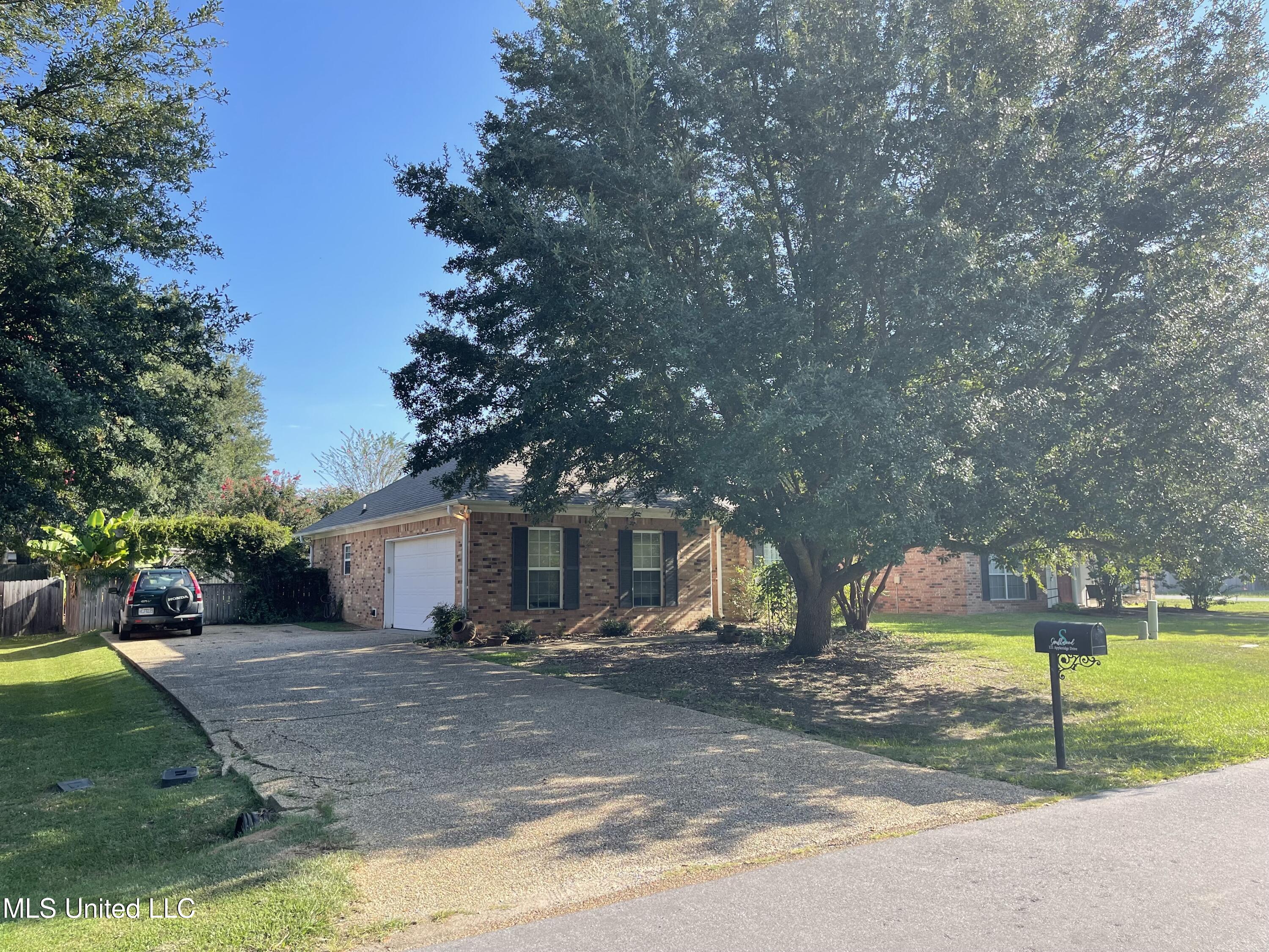 121 Appleridge Drive Property Photo 1