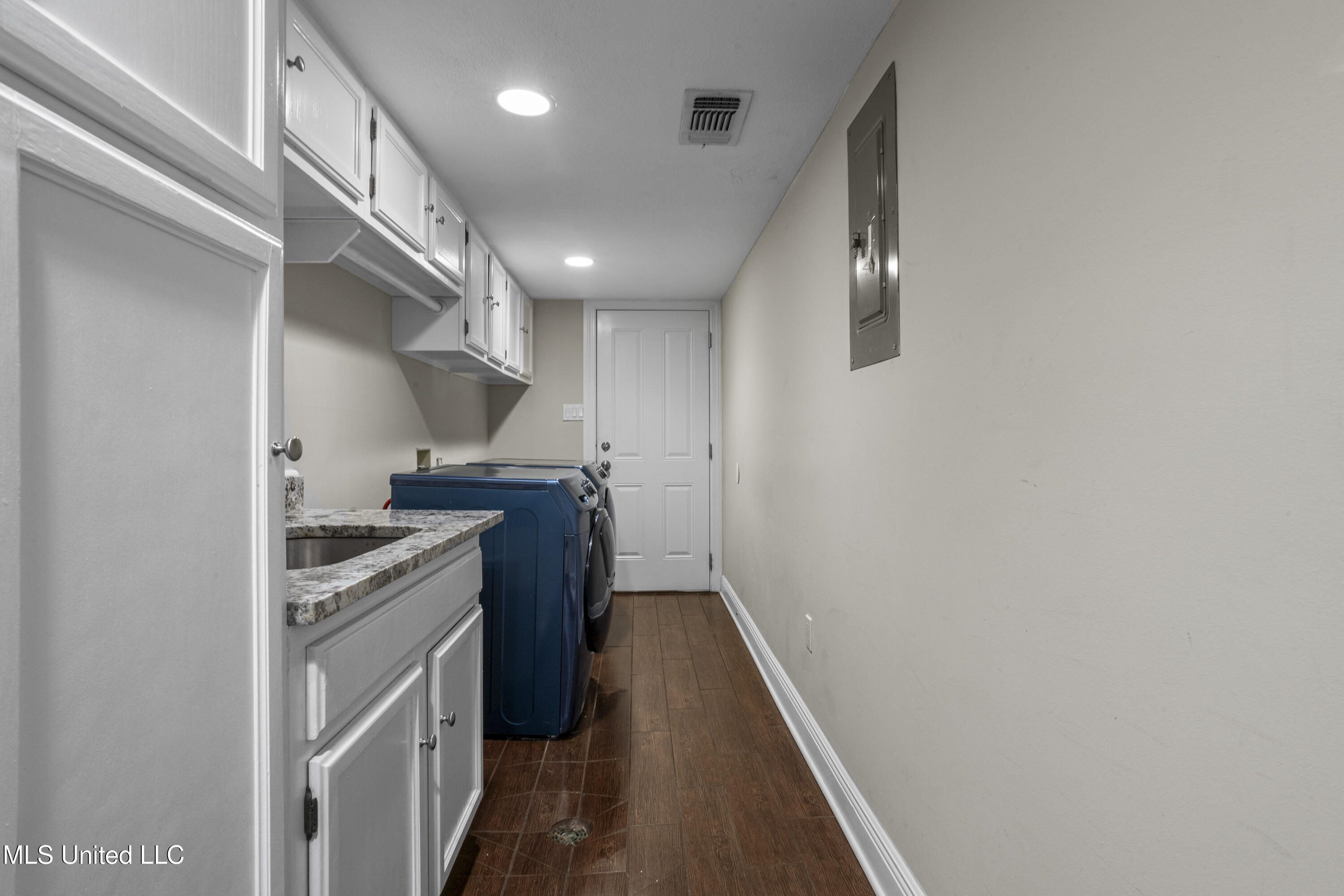1 Povenir Place Property Photo 64