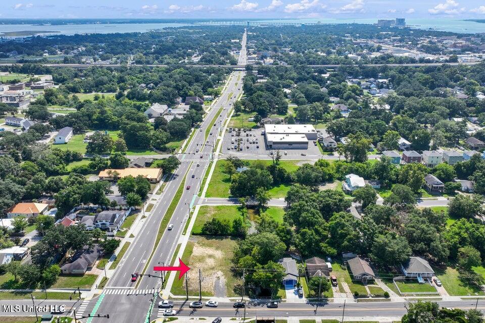 1067 Division Street Property Photo 4