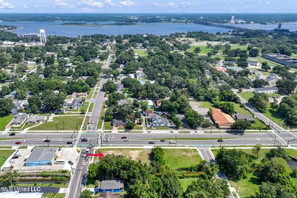 1067 Division Street Property Photo 5