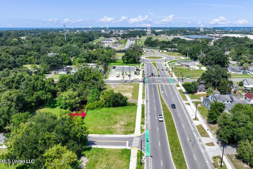 1067 Division Street Property Photo 6