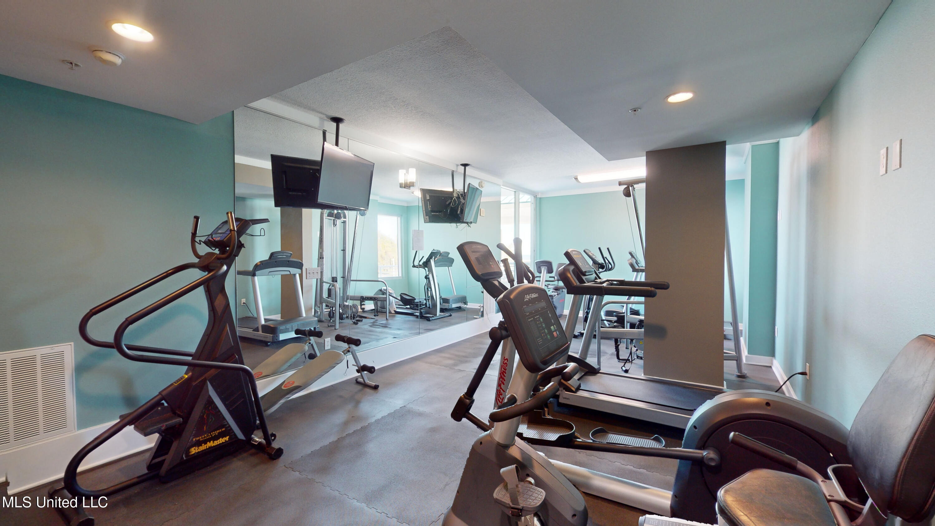 2060 Beach Boulevard Property Photo 22