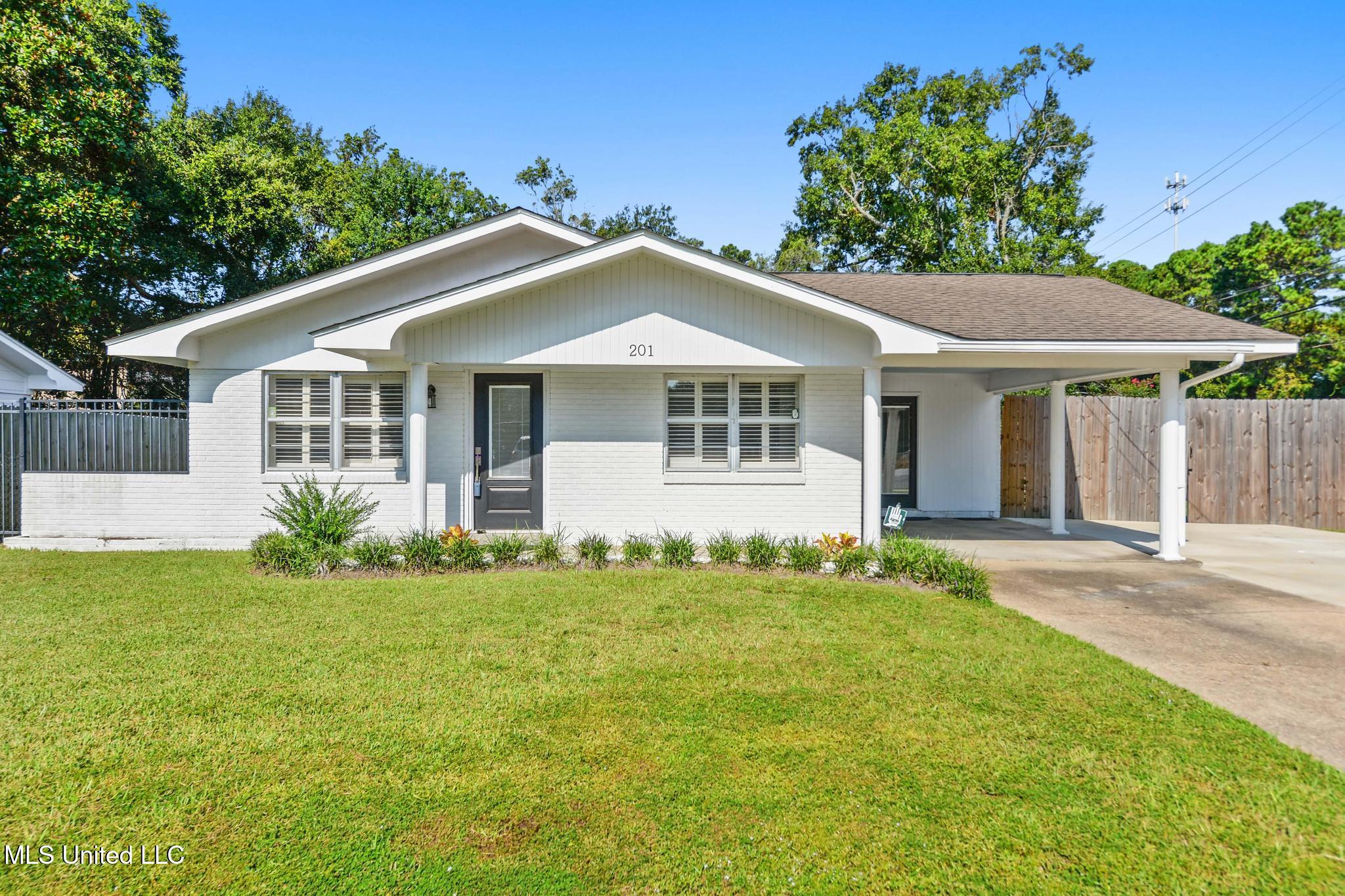 201 Walnut Drive Property Photo 1