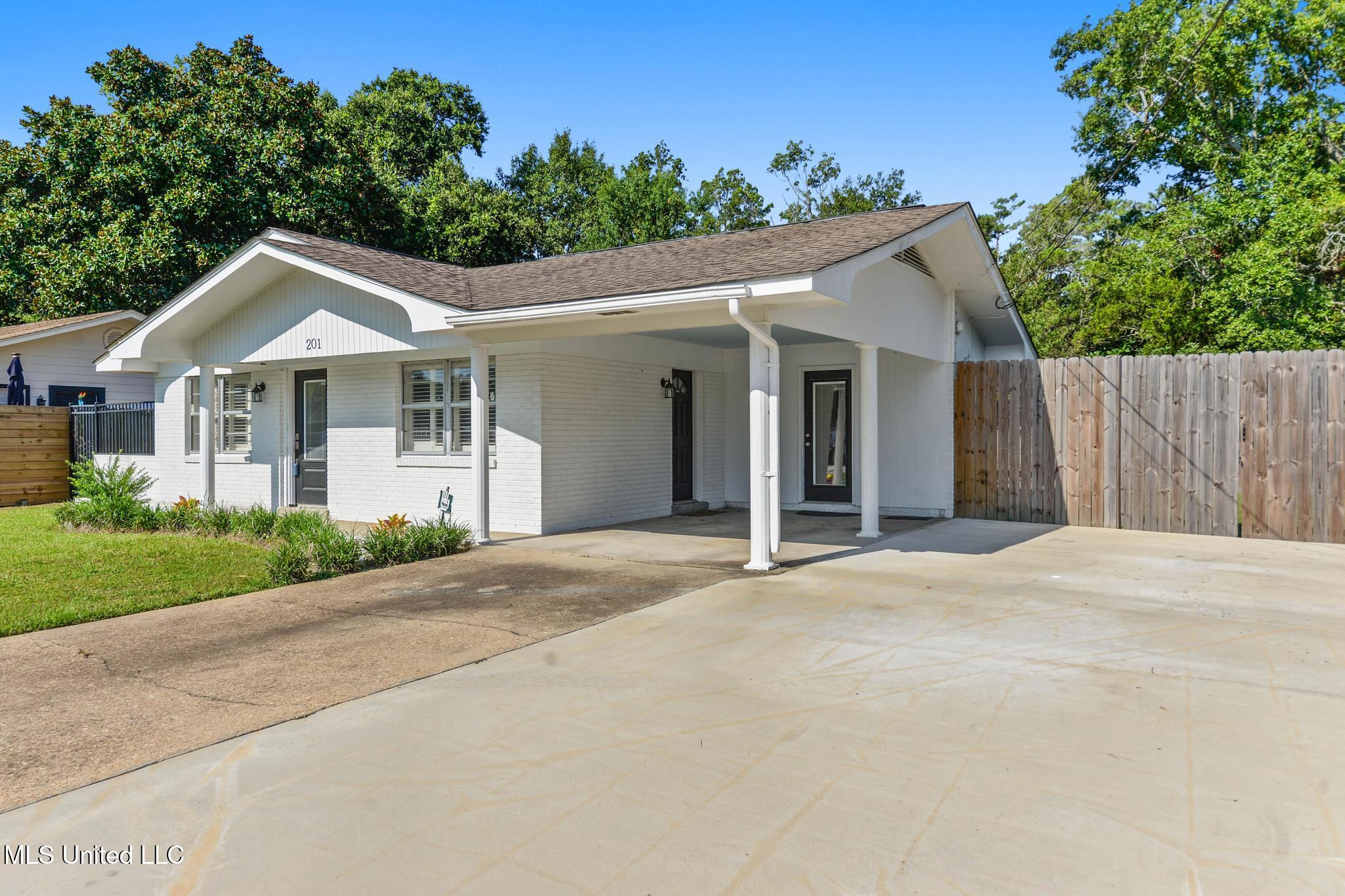 201 Walnut Drive Property Photo 2