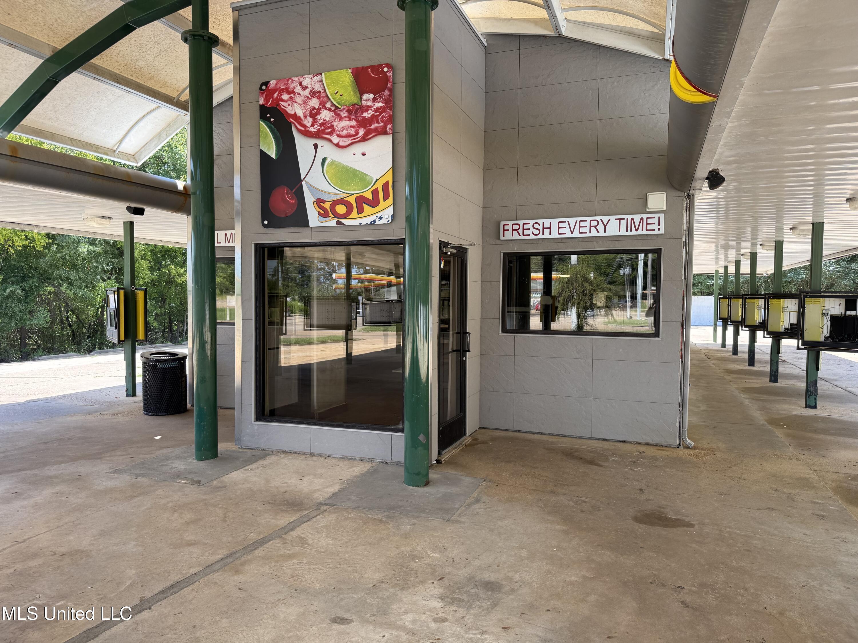 525 E Lee Street Street Property Photo 1