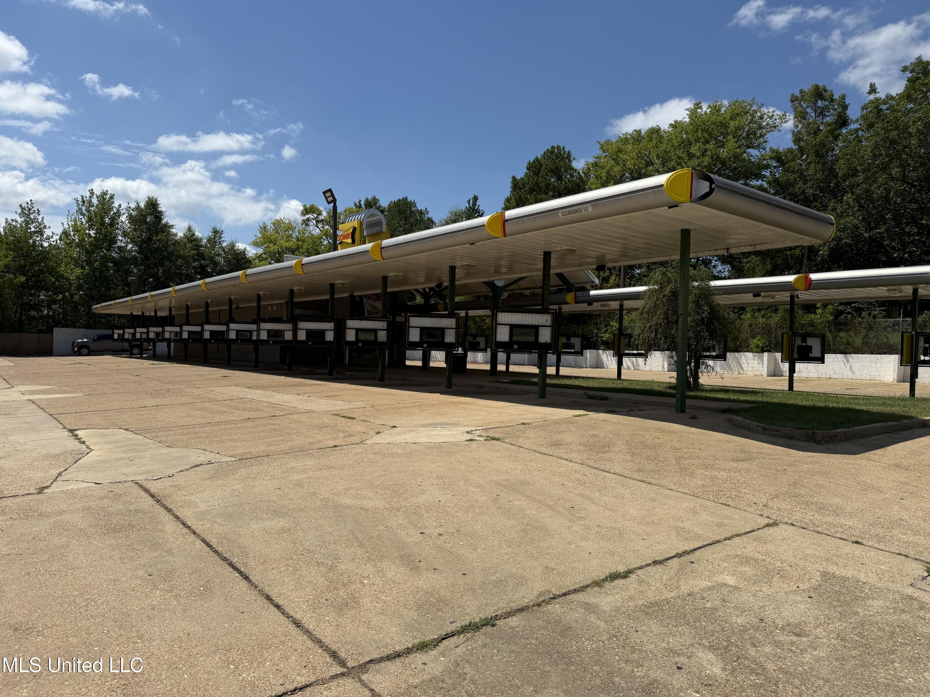 525 E Lee Street Street Property Photo 2