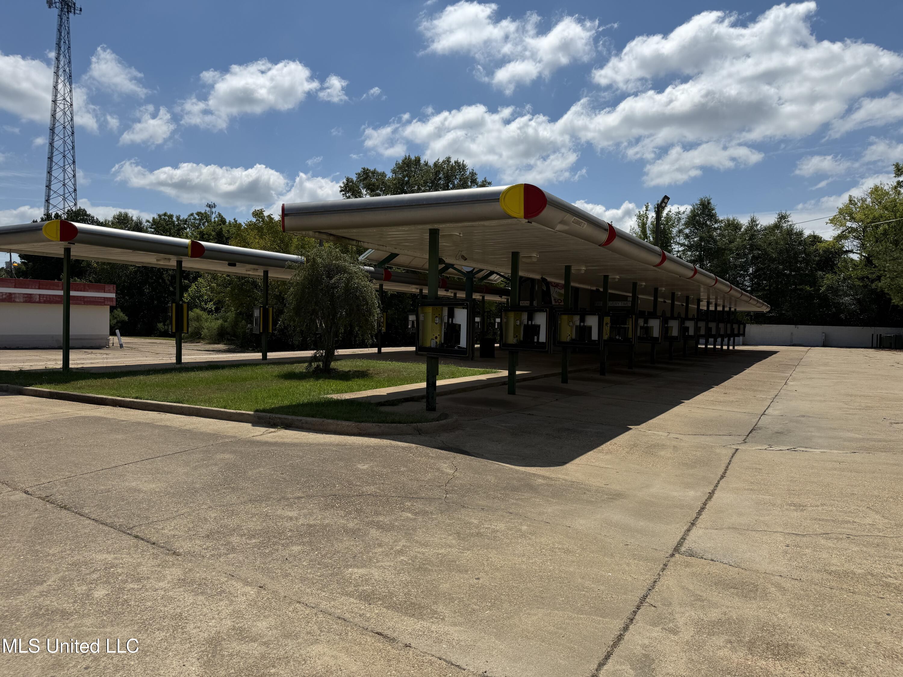 525 E Lee Street Street Property Photo 3