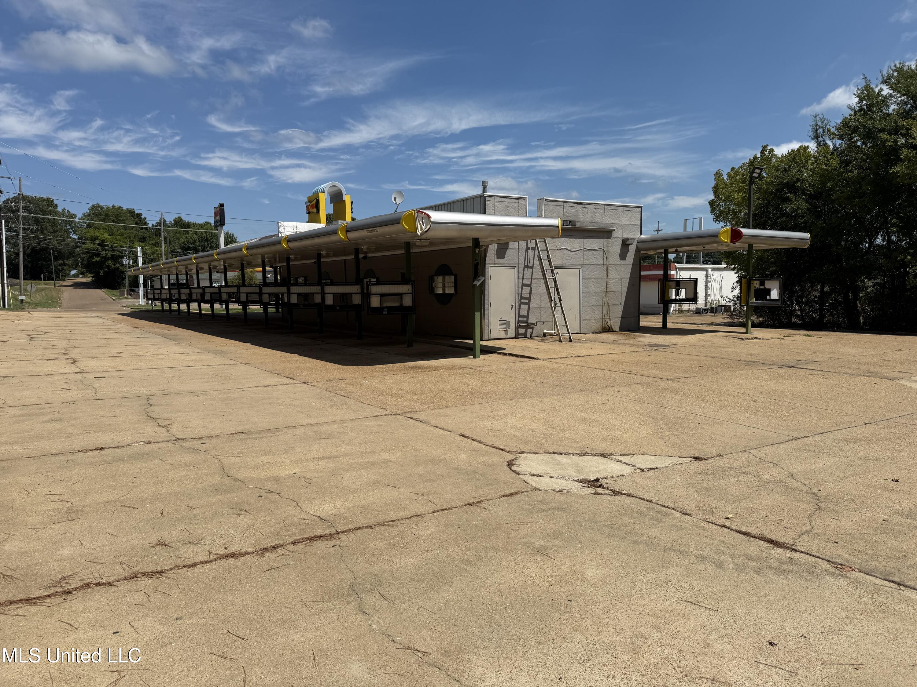 525 E Lee Street Street Property Photo 4