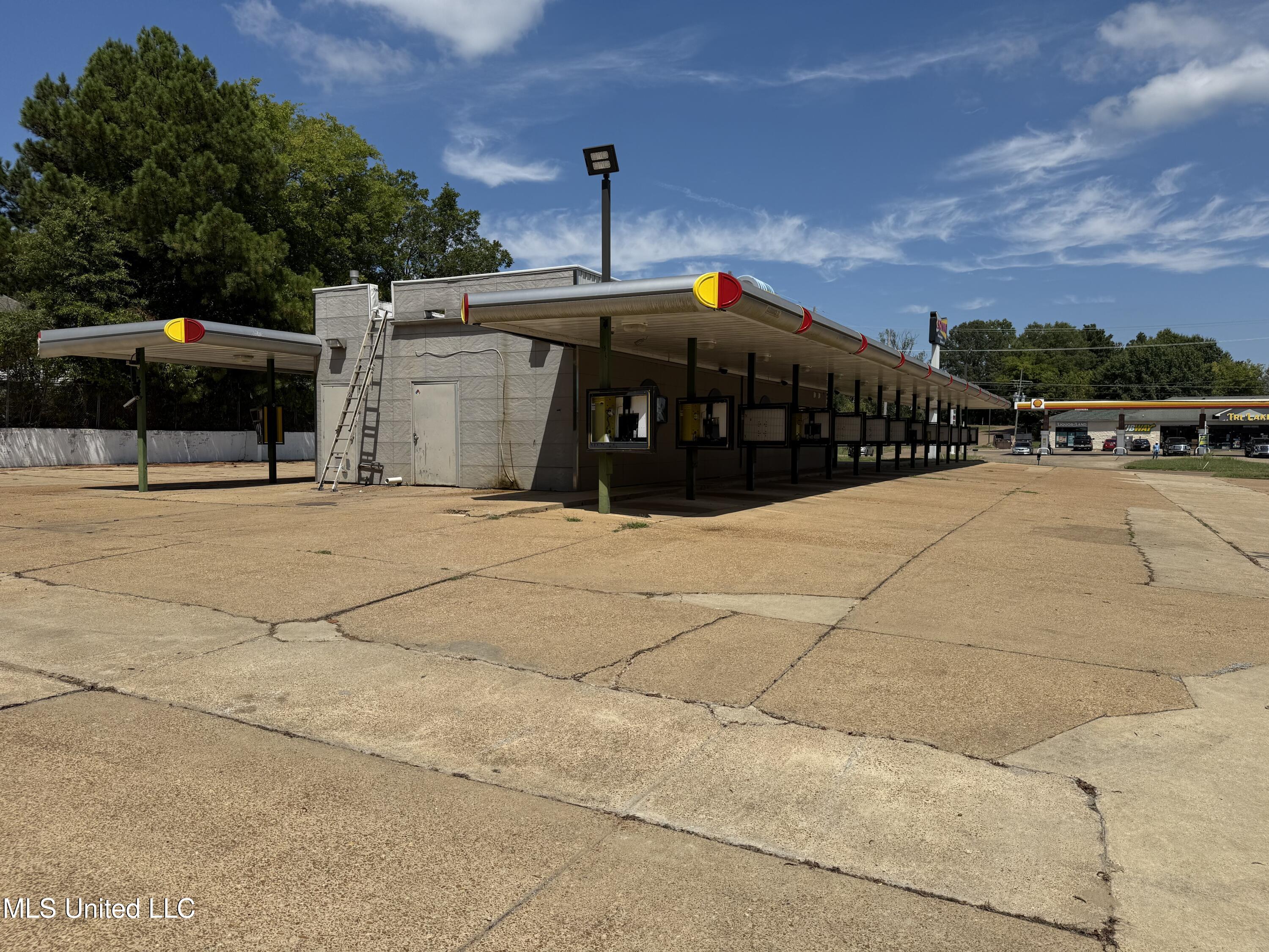 525 E Lee Street Street Property Photo 5